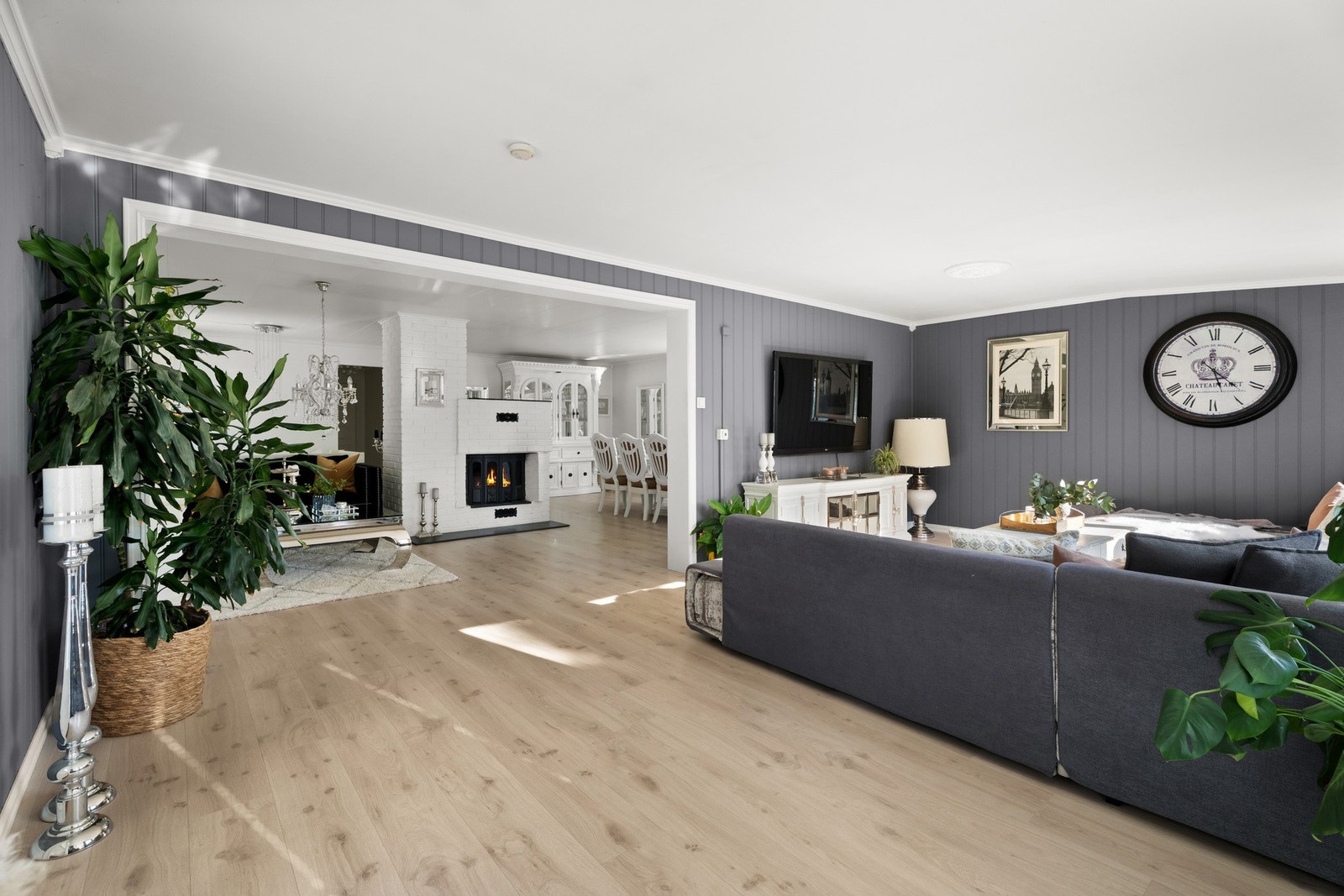 Stue mot spisestue. Galleribilde