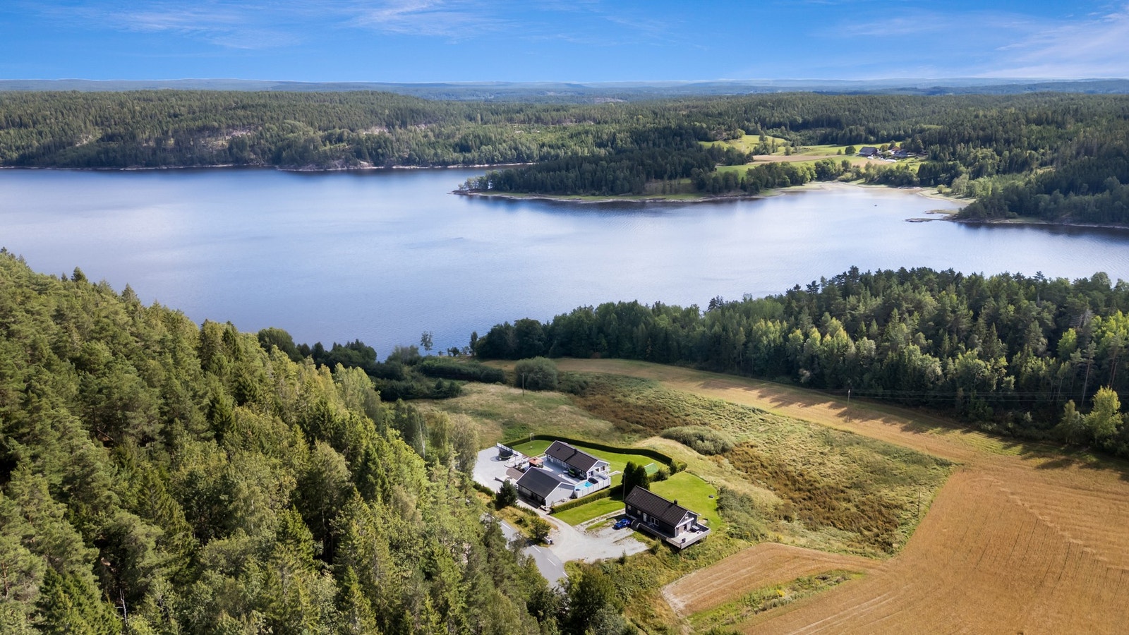 Eiendommen har en idyllisk beliggenhet like ved Mingevannet. Galleribilde