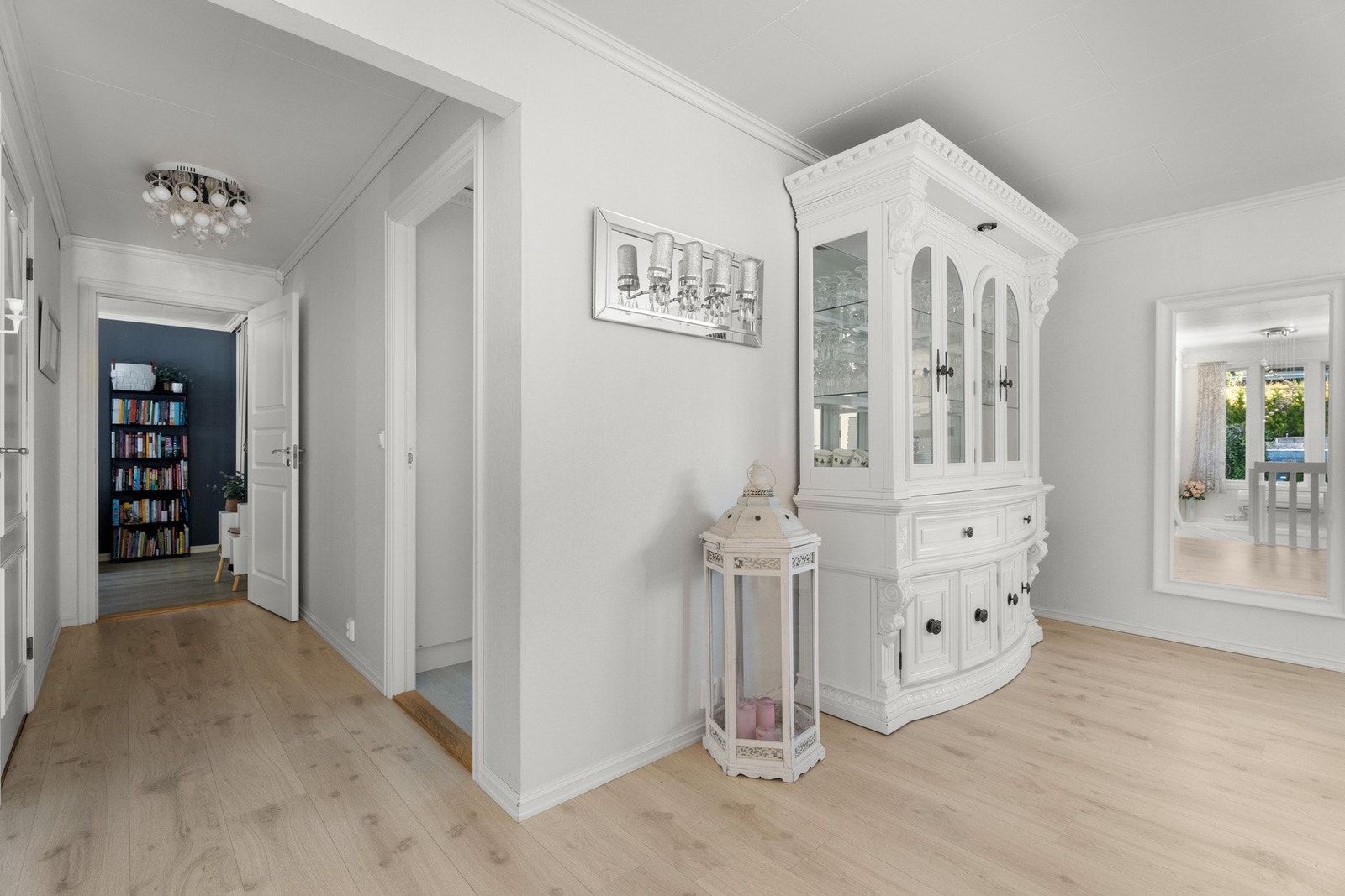 Mellomgang mot kjøkken, bad og soverom. Galleribilde