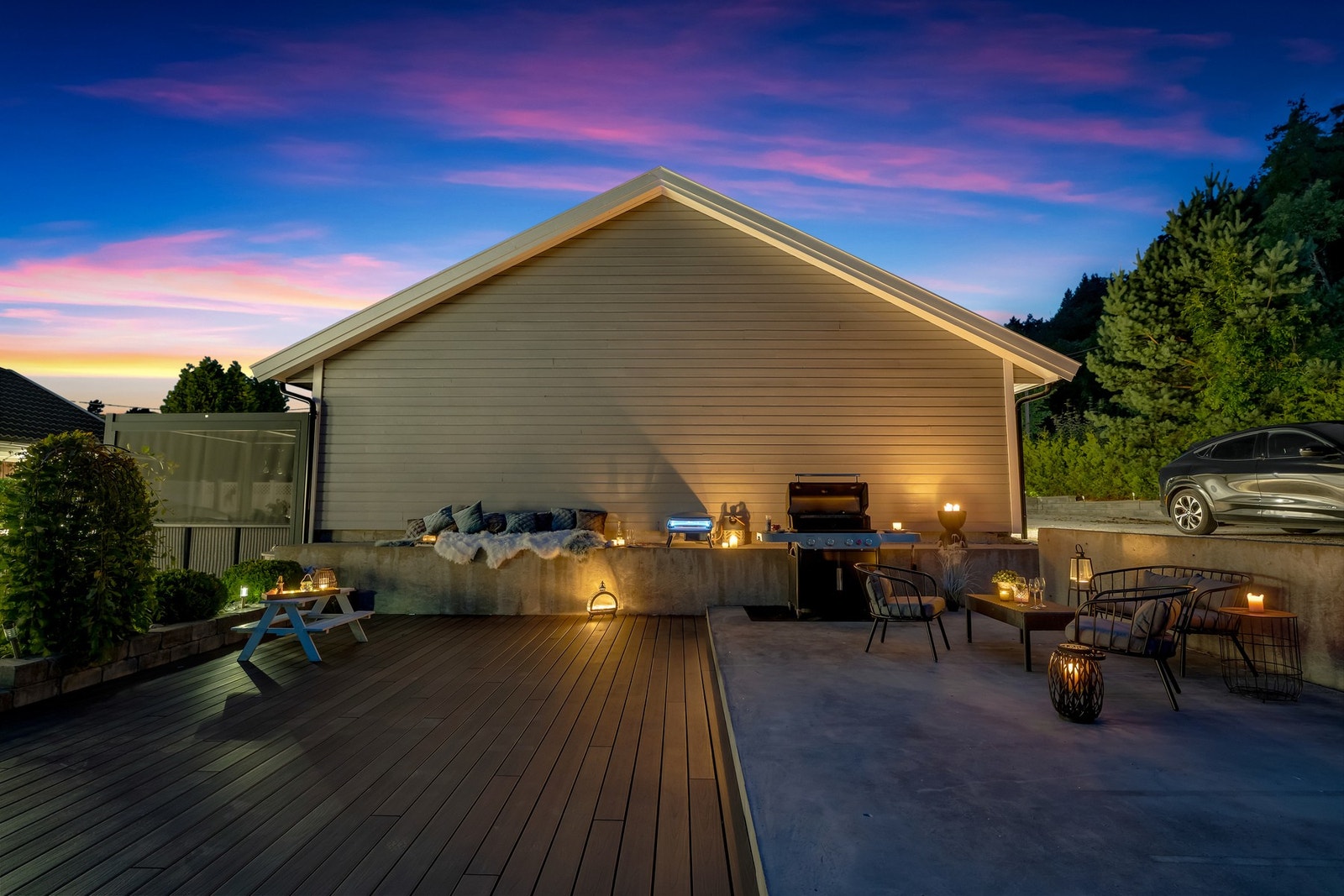 Ved siden av garasjen har man et stort område som kan brukes til f.eks. grillplass, utekjøkken etc. Galleribilde