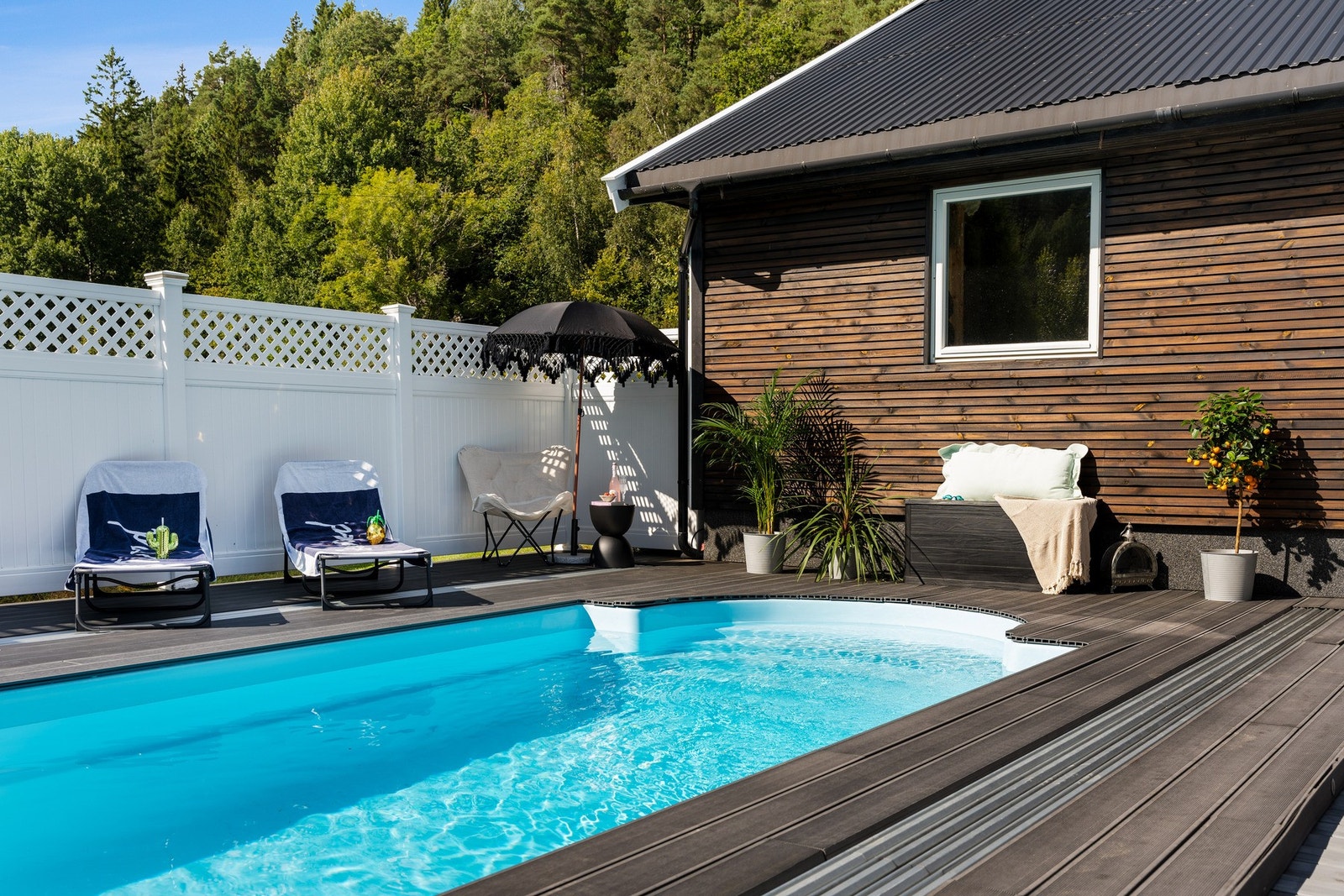Terrassen rundt bassenget er laget av kompositt terrassebord. Galleribilde