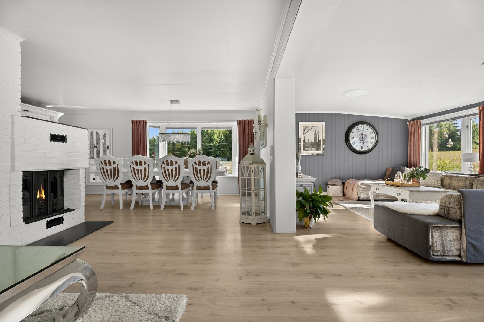 Ved spisestuen har man en flott peis for kalde vinterkvelder. Galleribilde