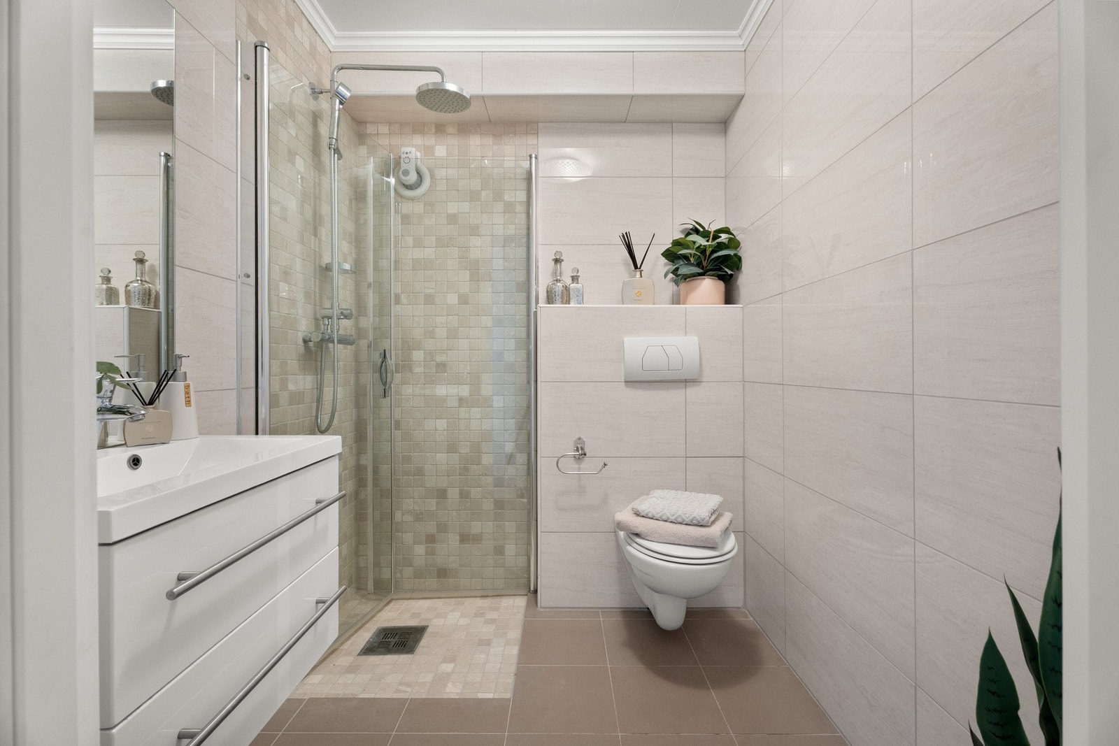 Delikat, flislagt bad pusset opp i 2014. Galleribilde