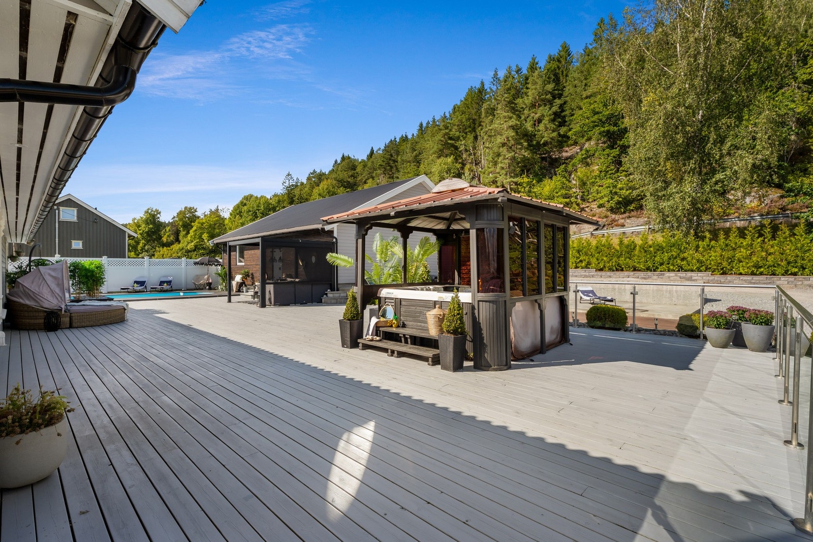 På terrassen har man også en flott, overbygget jacuzzi. Galleribilde