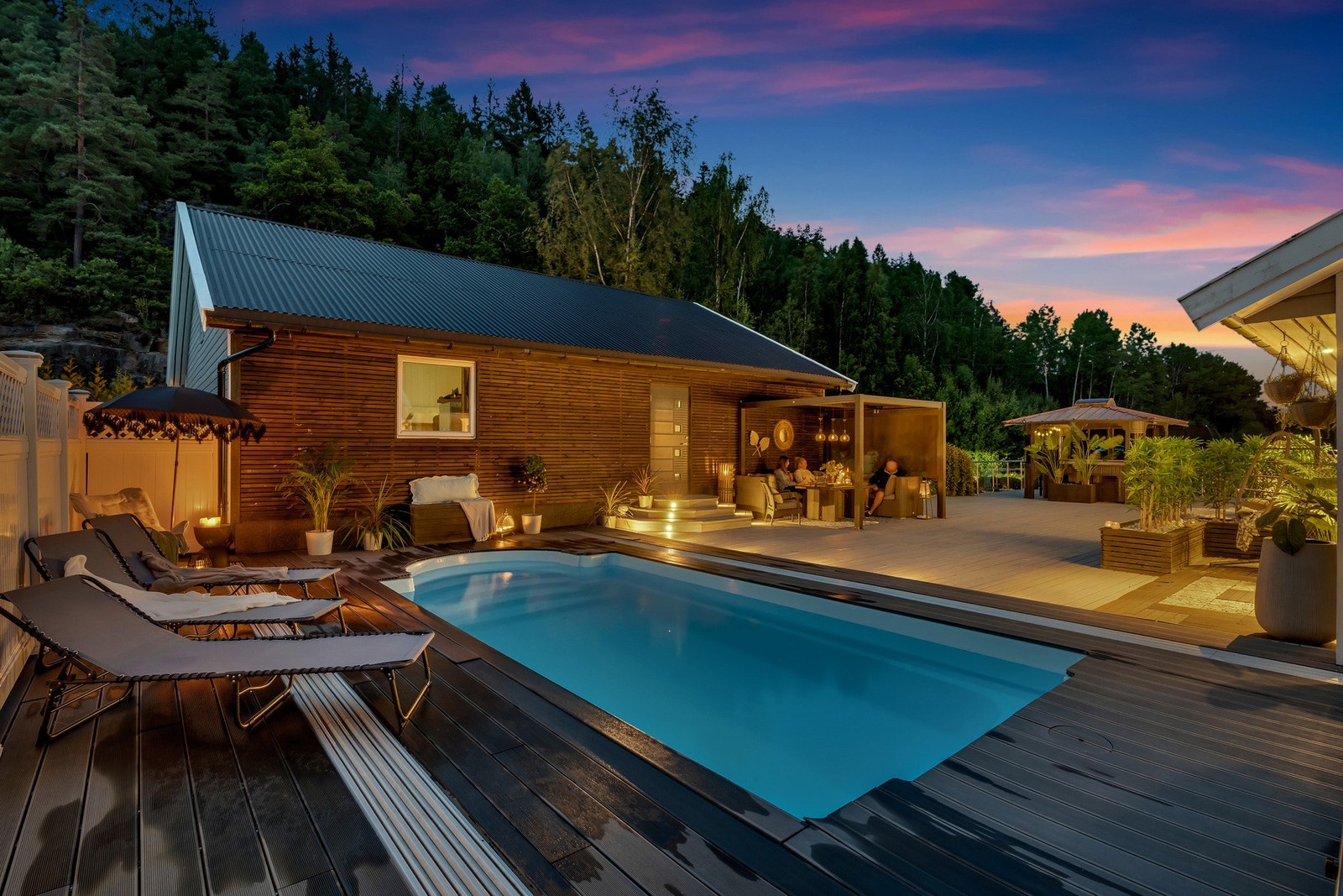 Kveldsstemning fra bassengområdet og pergolaen. Galleribilde