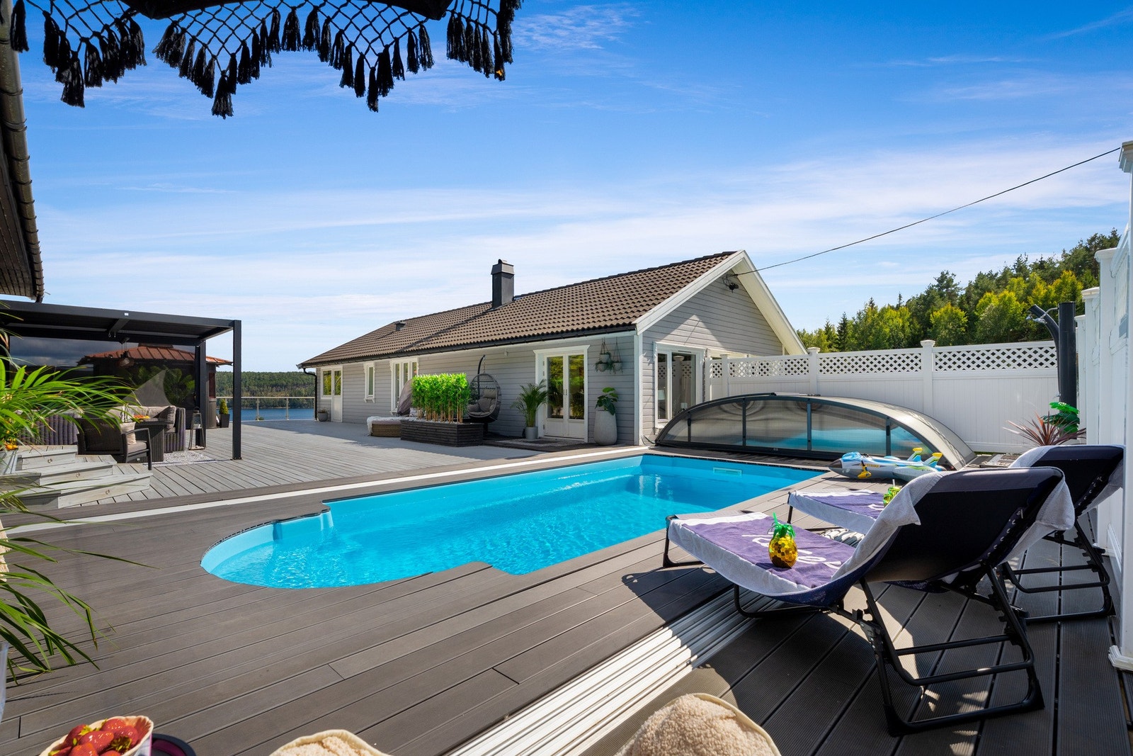 Fantastisk basseng-område med utedusj. Galleribilde