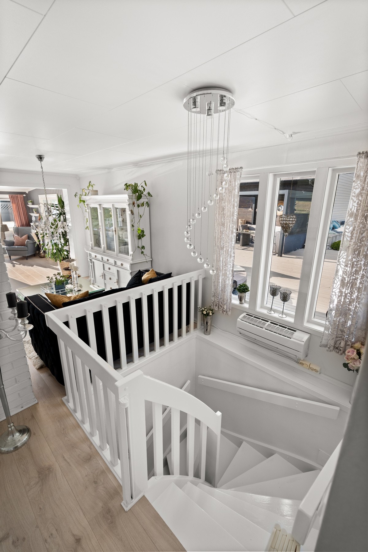 Varmepumpe er montert under vinduene i trappen. Galleribilde