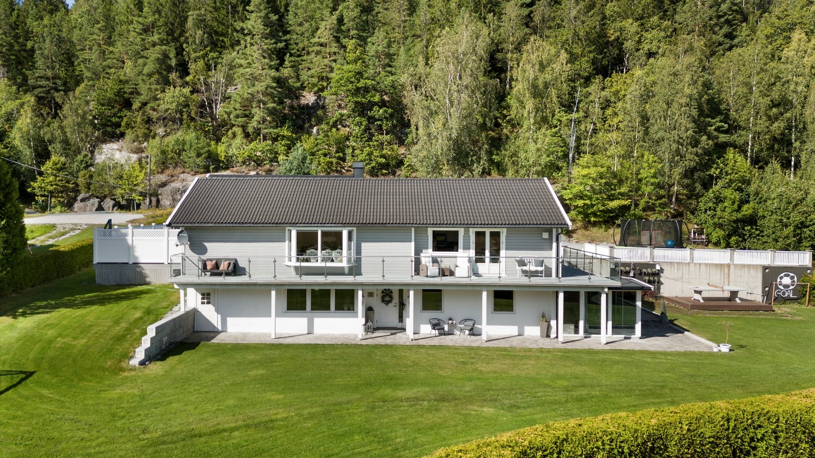 Stor, solrik tomt på hele 2500 kvm. Galleribilde