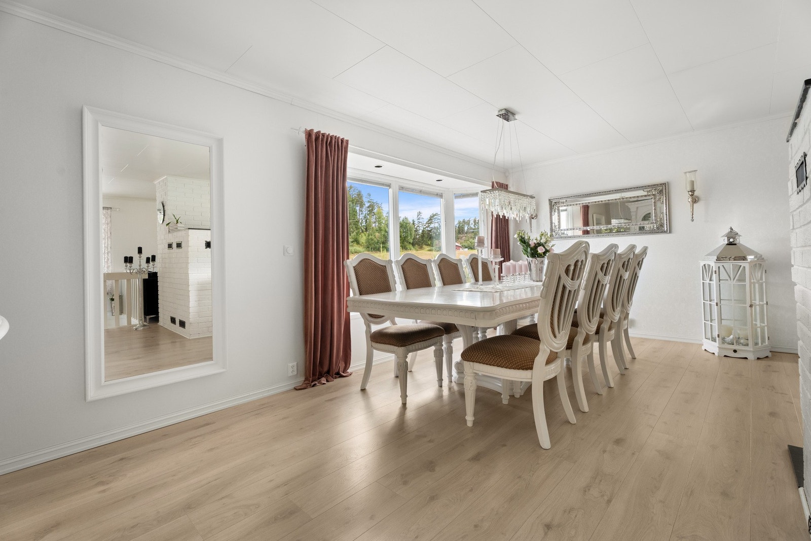 Romslig spisestue med god plass til stort spisebord. Galleribilde