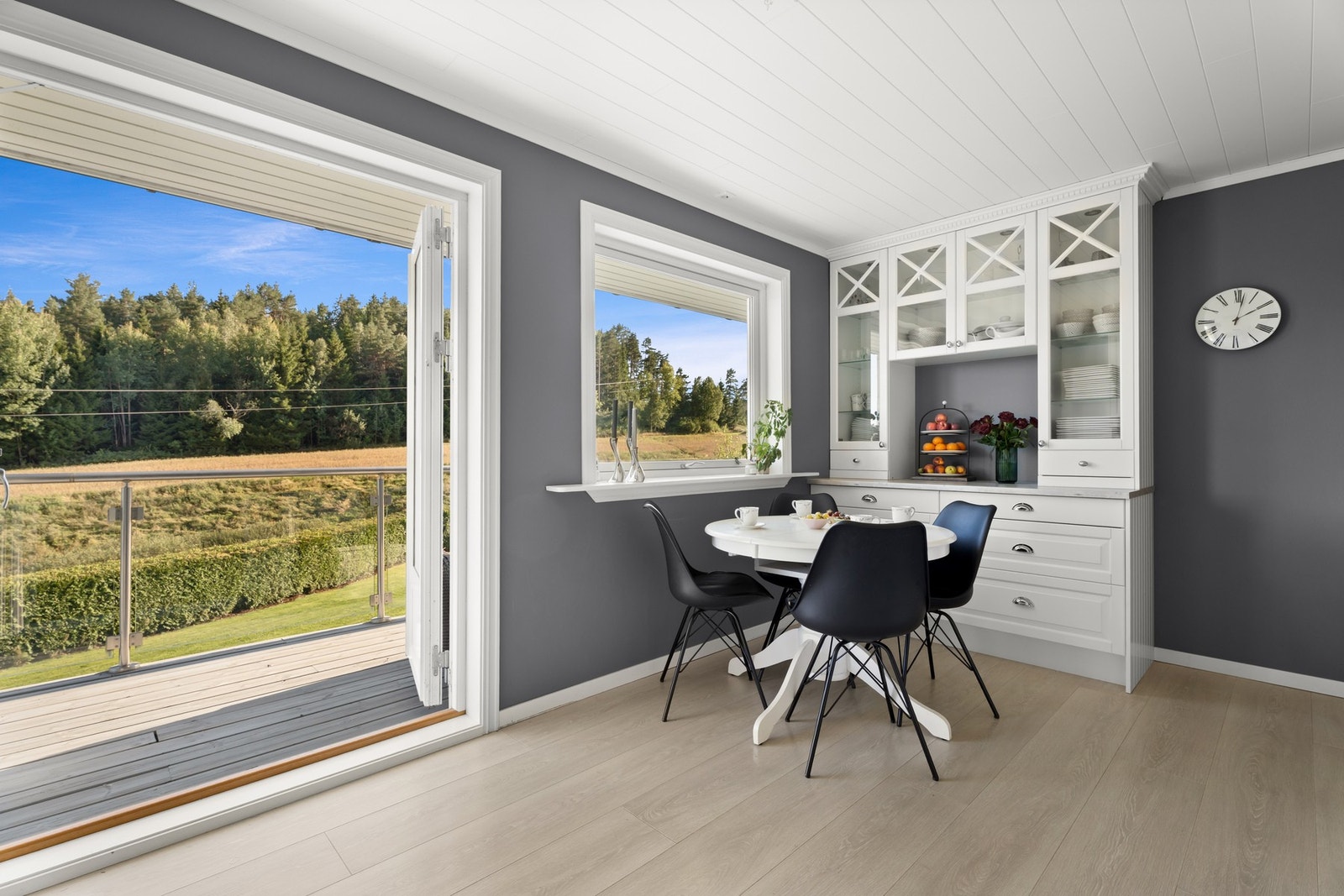 Fra kjøkkenet har man adkomst til enda en terrasse via doble terrassedører. Galleribilde