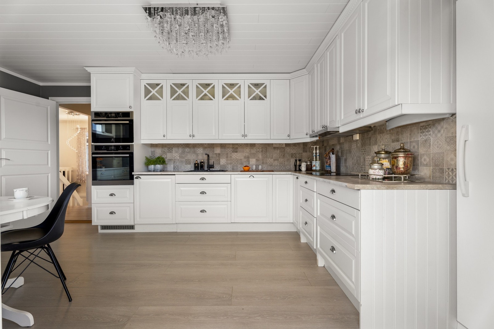 I tilknytning til kjøkkenet har man et stort og praktisk kjølerom. Galleribilde