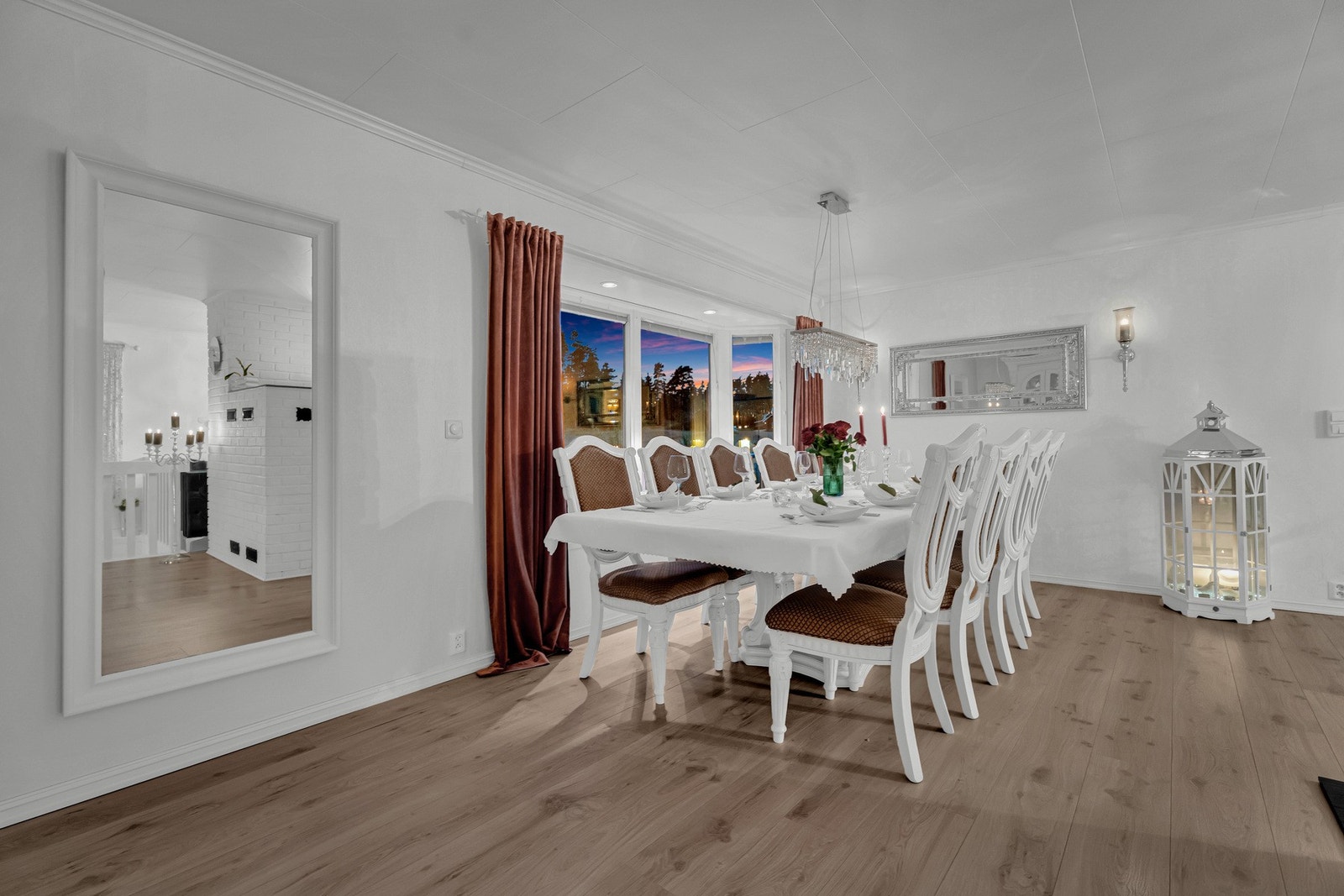 Kveldsstemning fra spisestuen. Nydelig utsikt fra vinduene! Galleribilde