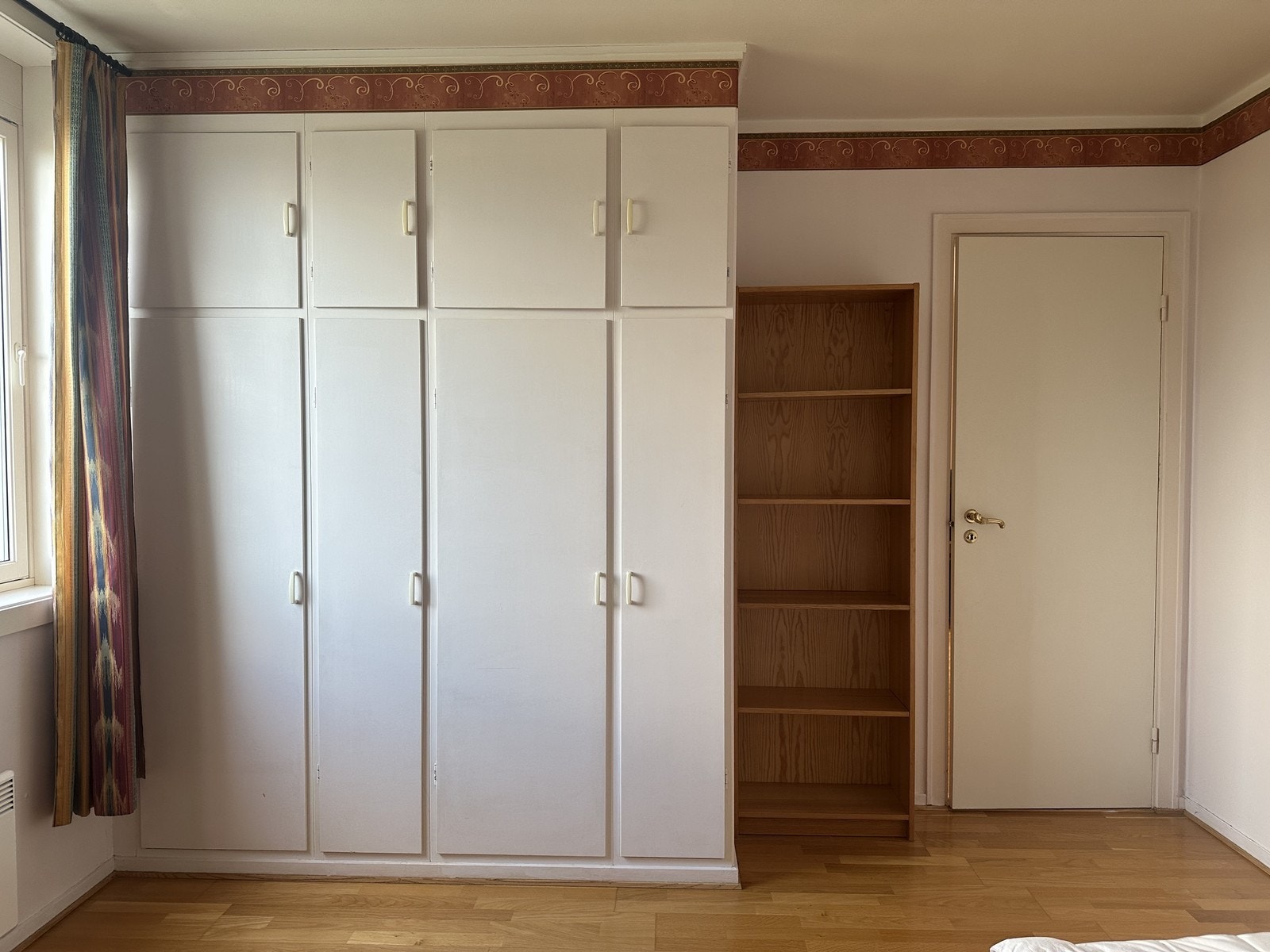 Soverommet er innredet med dobbeltseng, og har mye oppbevaringsplass. Galleribilde