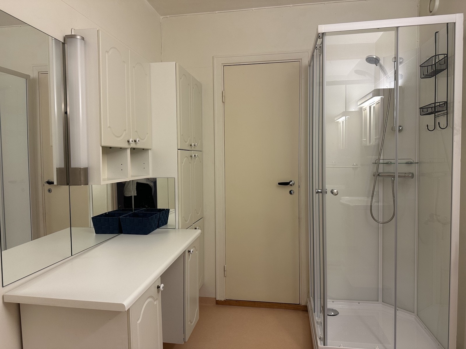Badet er av god størrelse med mye oppbevaringsplass. Galleribilde
