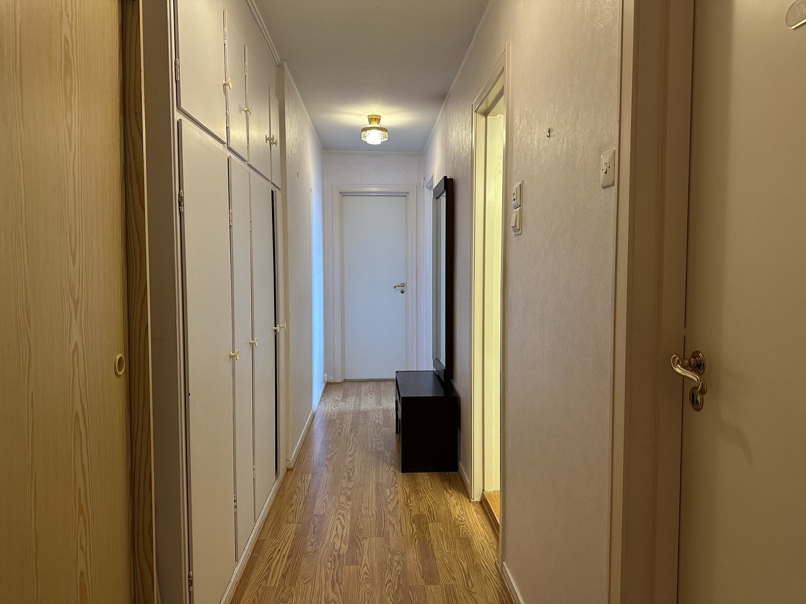 Fra gangen har du inngang til toalett, bad og to av soverommene. Gode oppbevaringsmuligheter. Galleribilde