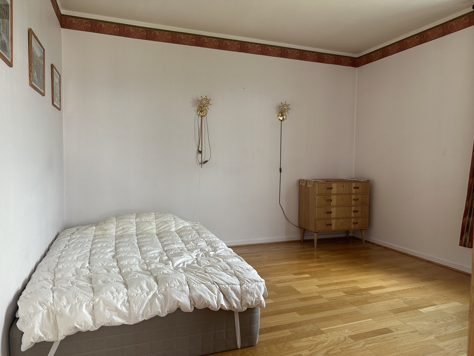 Dette soverommet ligger i tilknytting til stuen, og er det største av leilighetens 3 soverom. Galleribilde