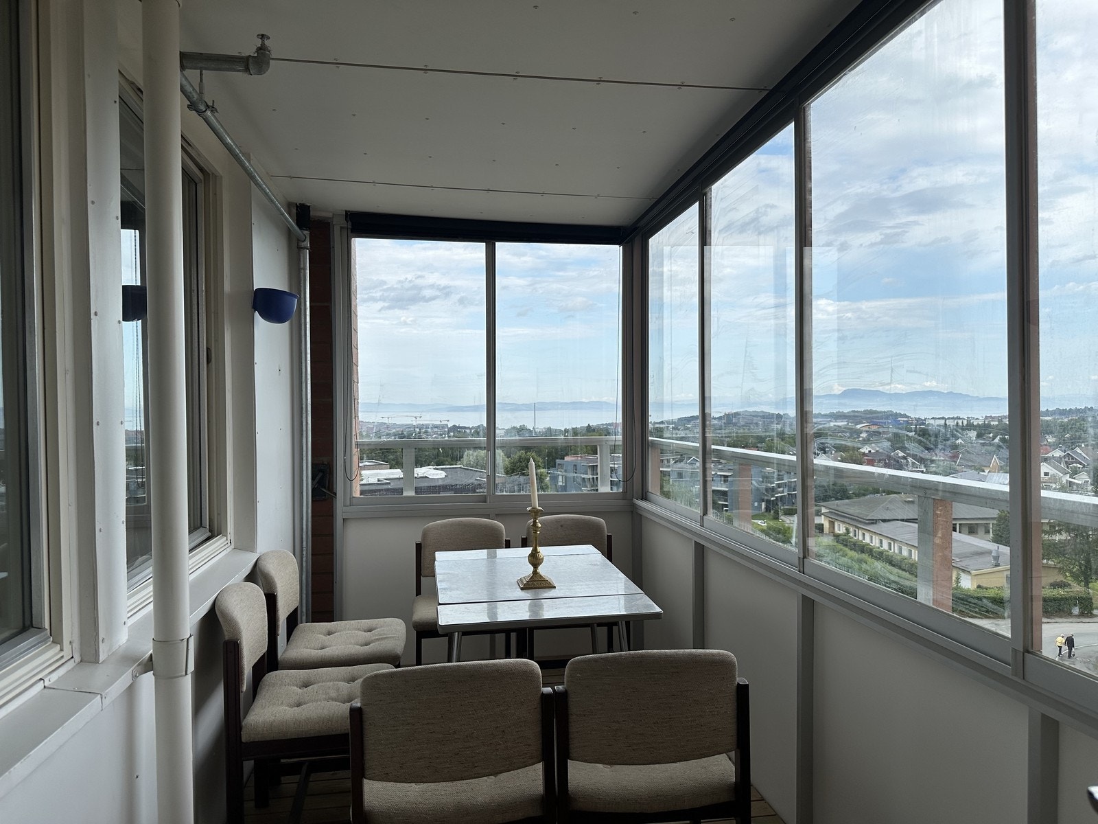 Balkongen er innredet med koselig sittegruppe. Galleribilde