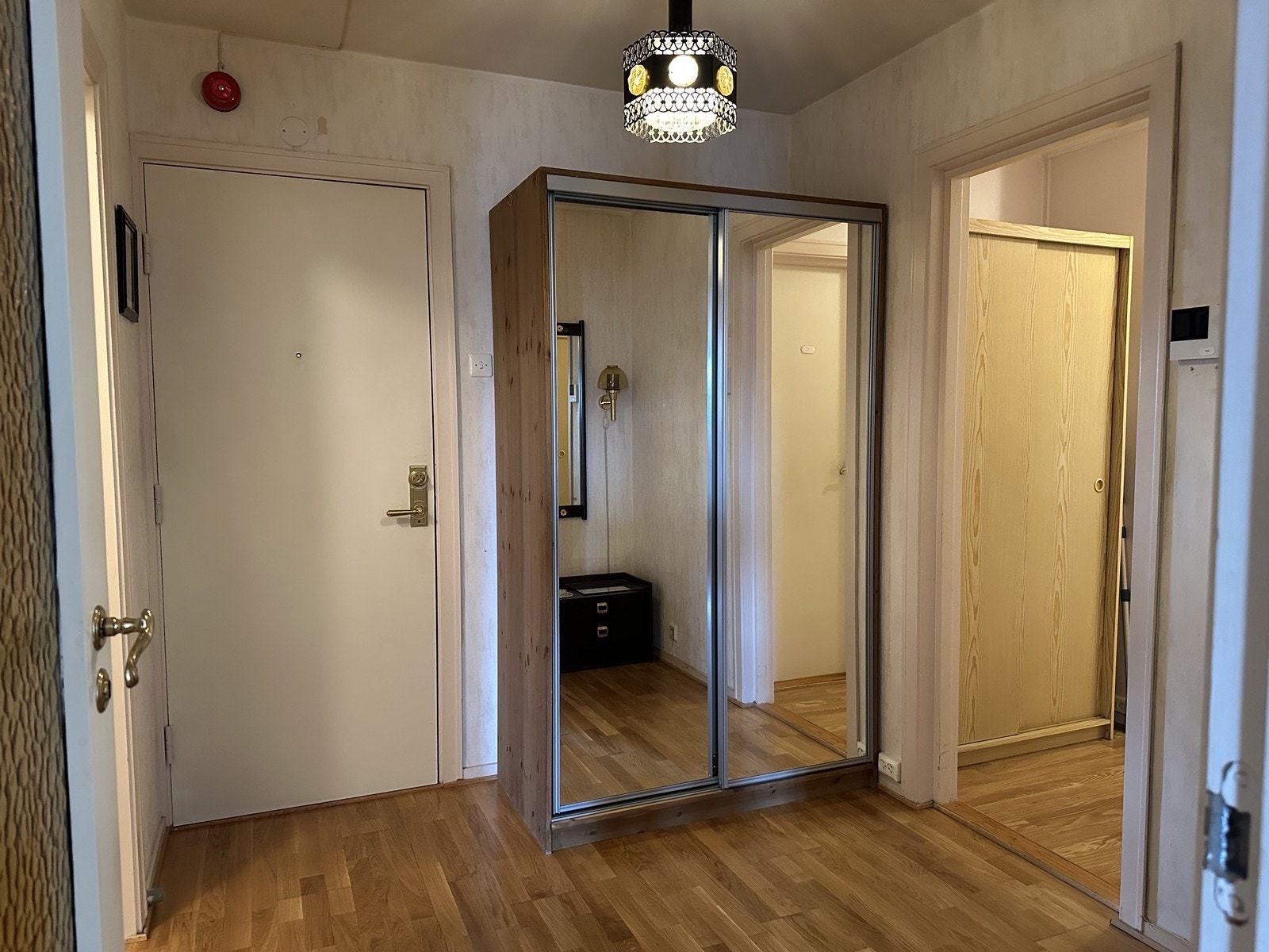 Romslig entre innredet med skyvedørsgarderobe. Galleribilde