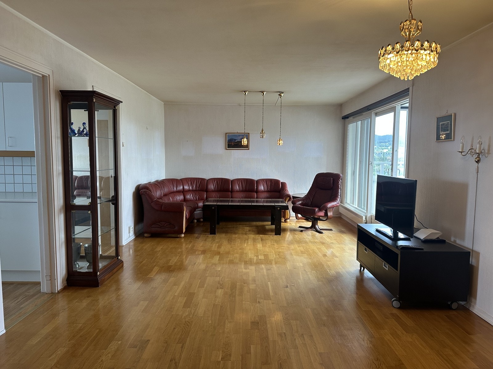 Stuen er innredet med sofahjørne og tilhørende møblement som følger leieforholdet. Galleribilde