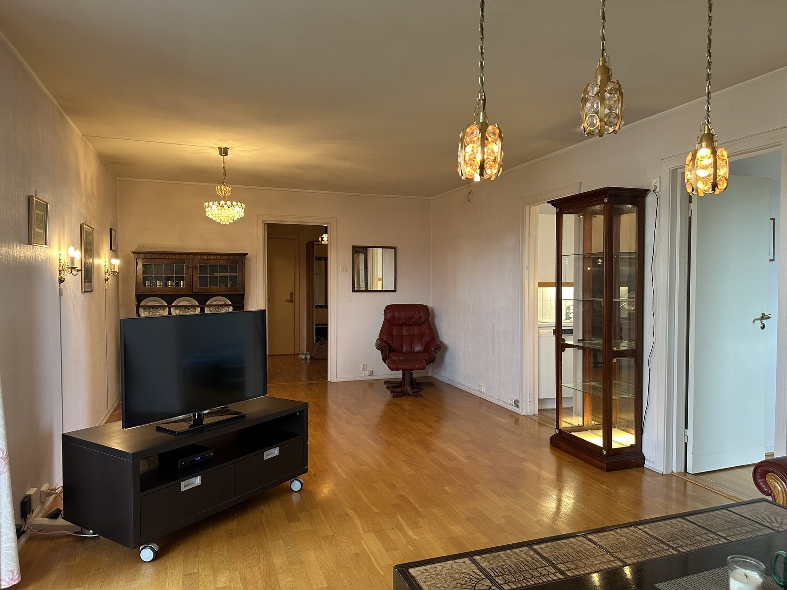 Romslig stue med god plass til både spisebord og sofagruppe. Galleribilde