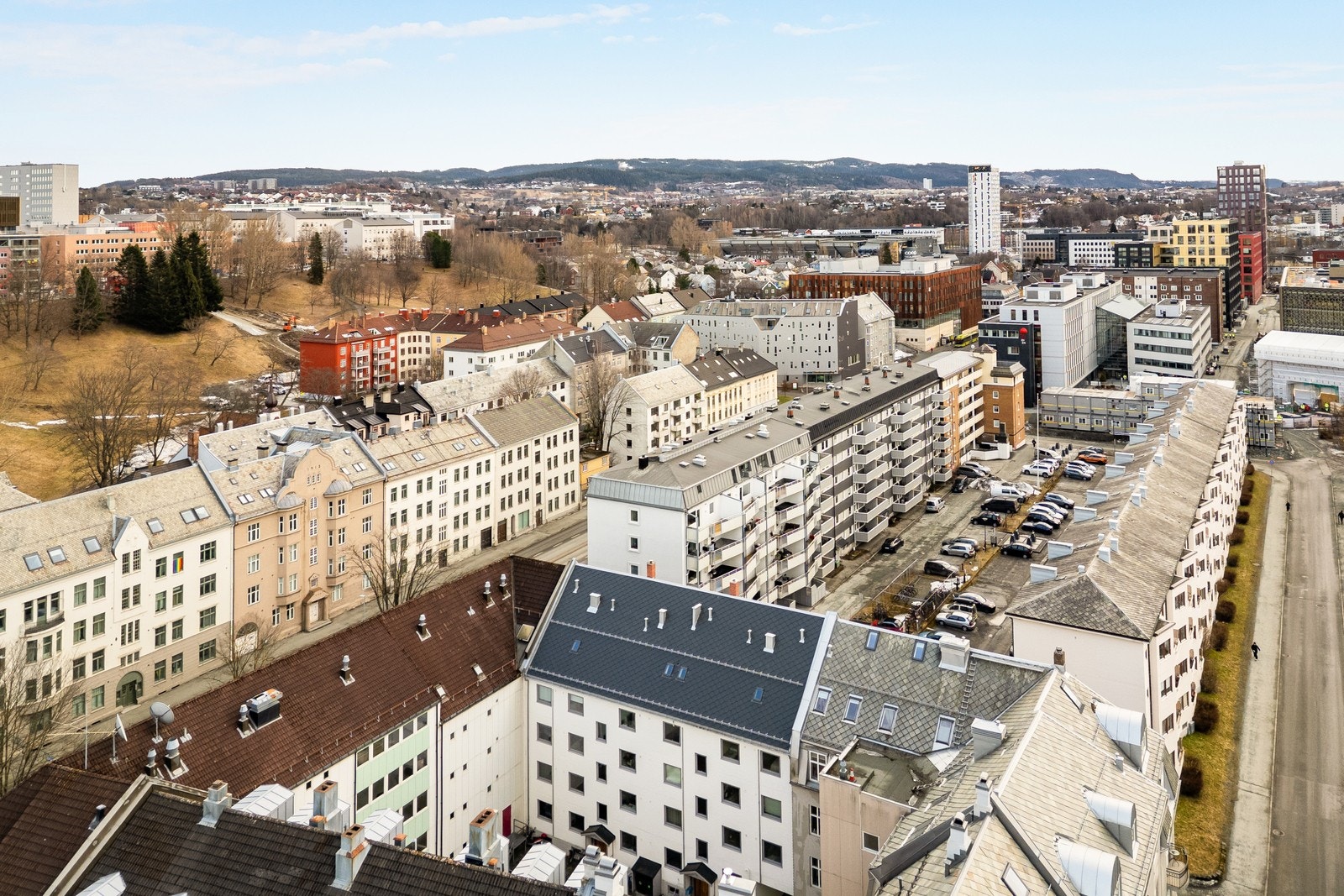 Boligen ligger like ved Elgeseter gate, som har et bredt kollektivtilbud. Galleribilde
