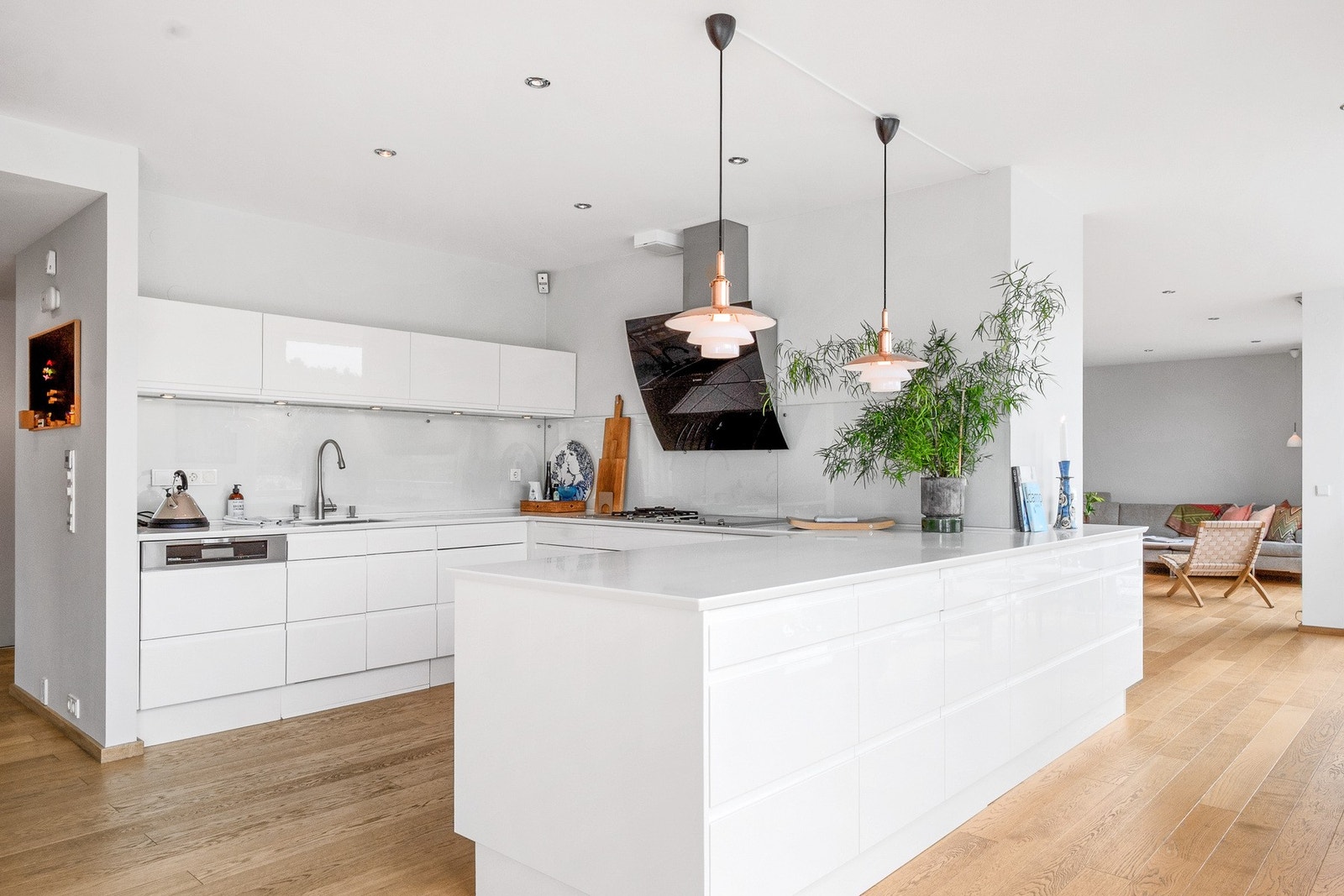 Utformet med vekt på rene linjer, funksjonell eleganse og et tidløst uttrykk som harmonerer sømløst med boligens helhetlige stil Galleribilde