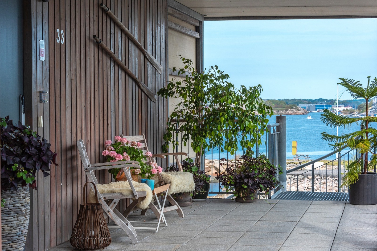 Inngangspartiet gir et godt førsteinntrykk og tar imot både deg og gjester på en hyggelig måte Galleribilde