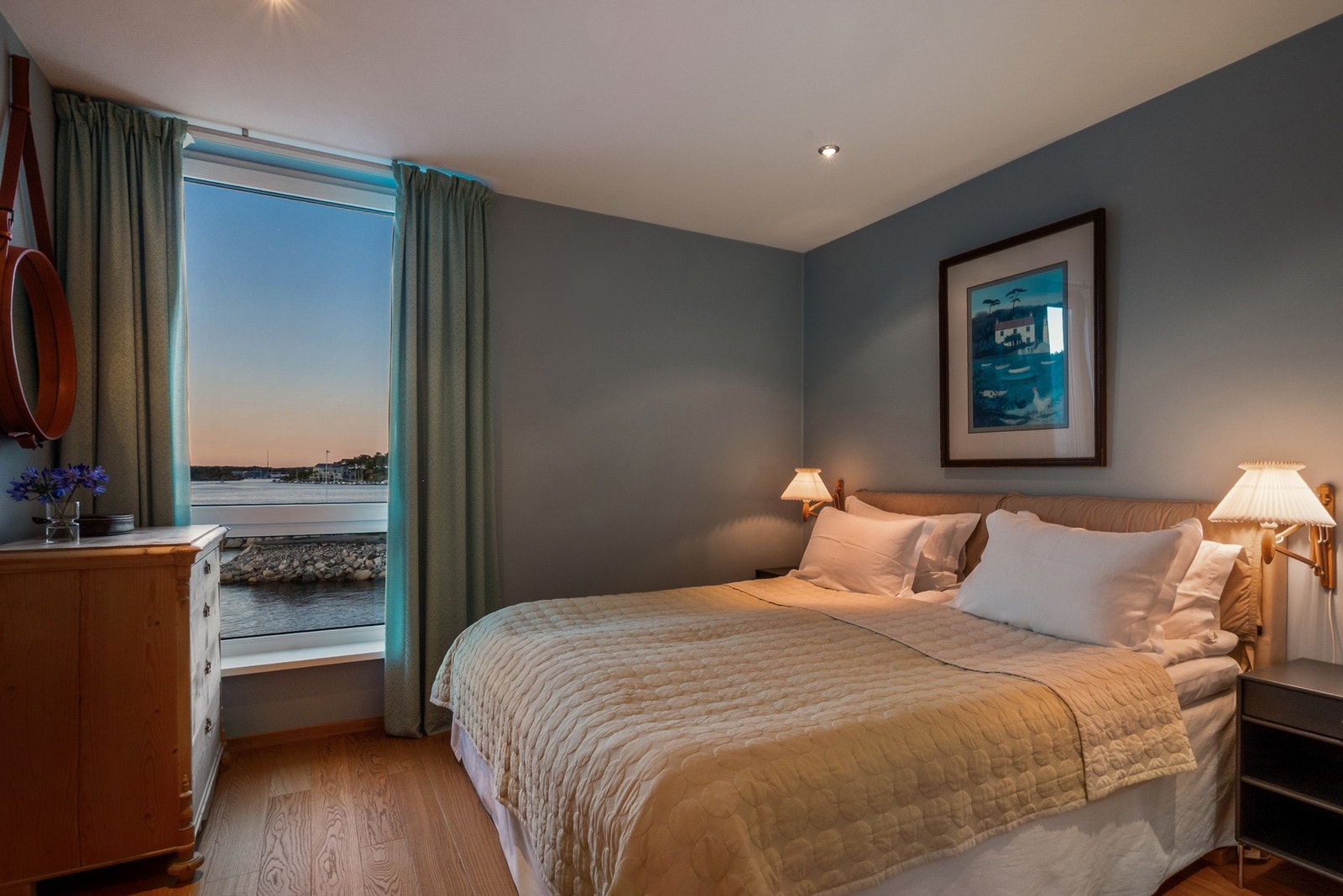 Hovedsoverom av god størrelse med en suite løsning og direkte adkomst til eget bad Galleribilde