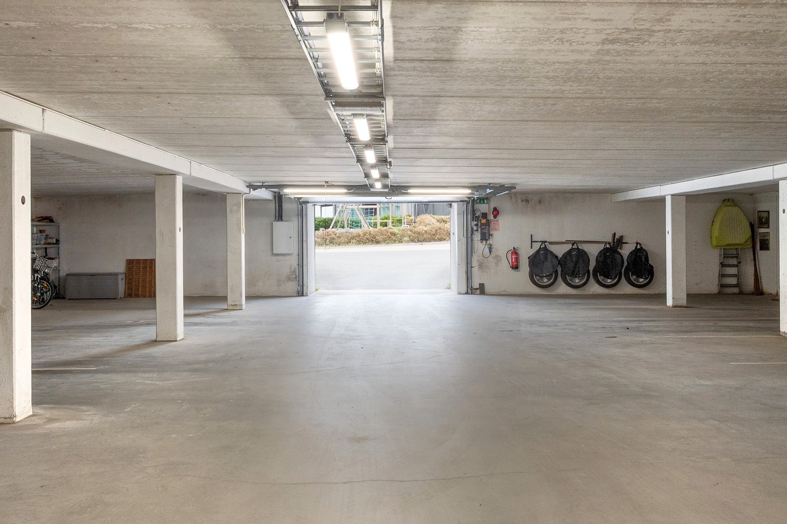 Garasjeplass i lukket anlegg - trygg parkering med direkte adkomst Galleribilde