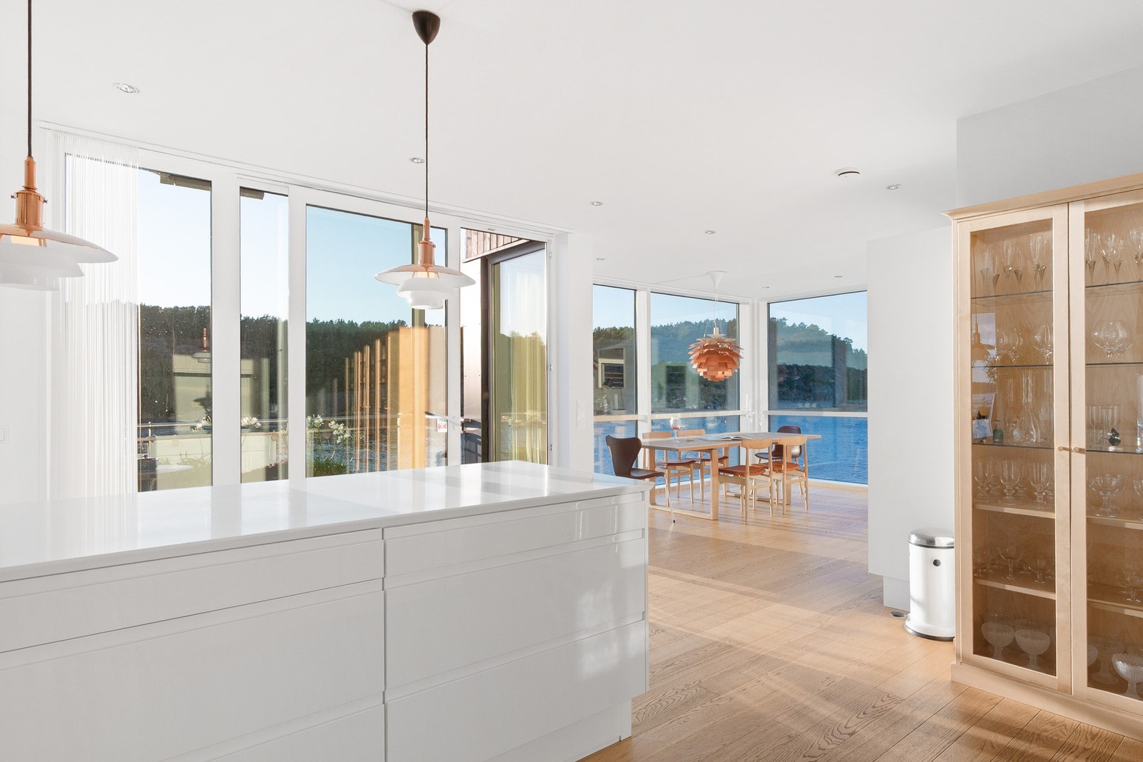 Nyt utsikten fra kjøkken mens maten tilberedes Galleribilde