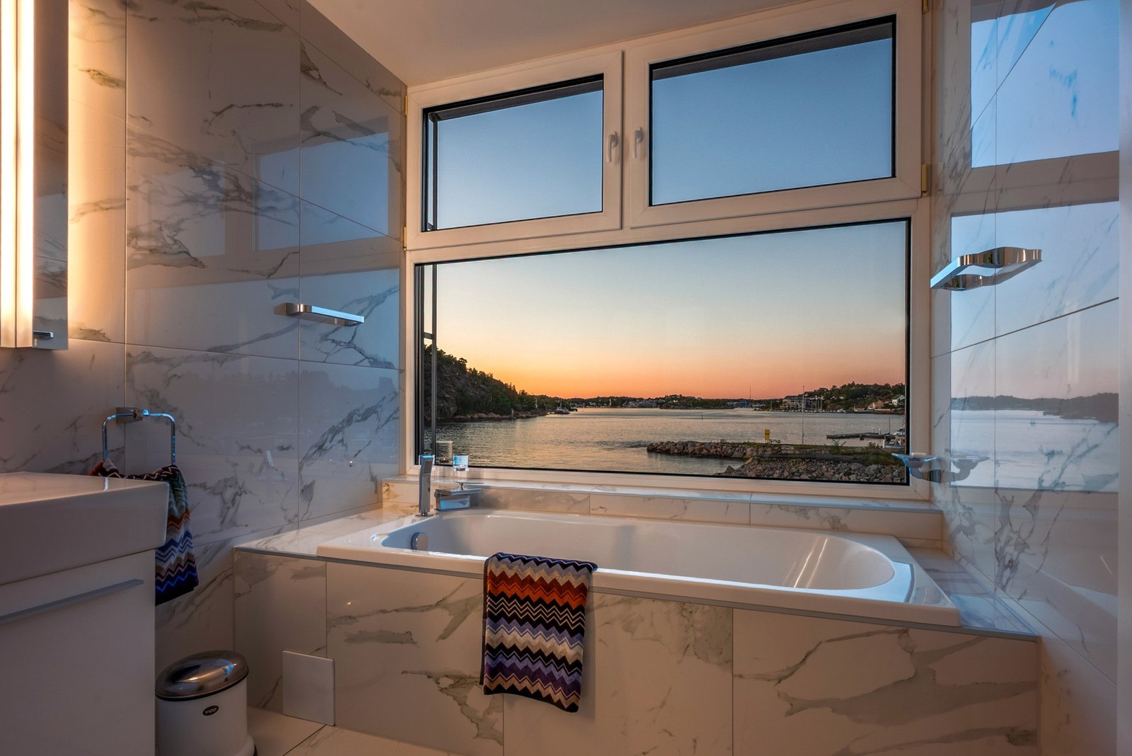 Elegant baderom renovert i 2019 - moderne standard og delikate materialvalg Galleribilde