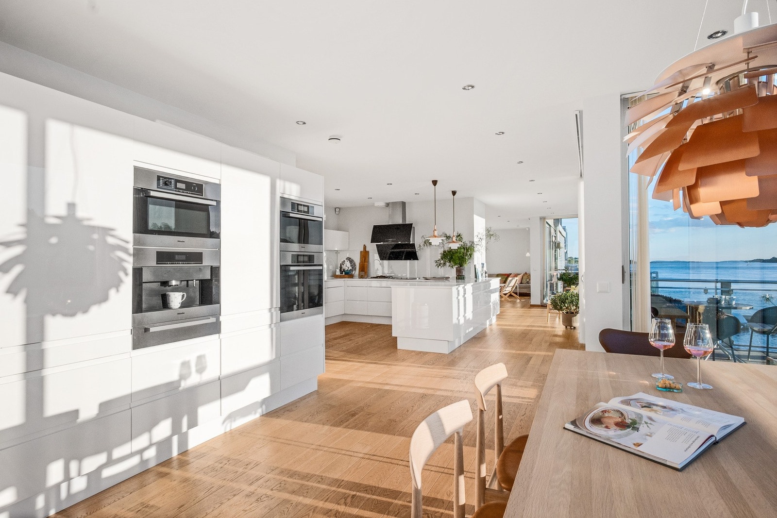 Boligen er tegnet med fokus på lys, utsikt og funksjonalitet Galleribilde