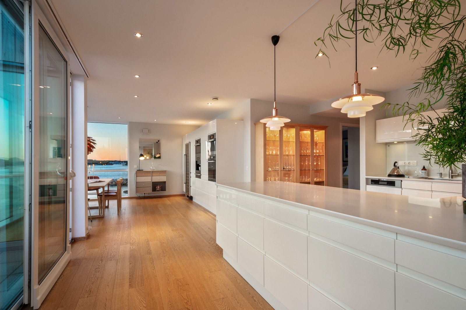 Kjøkkenet fra Miele er utstyrt med integrerte hvitevarer, benkeplate i Corian og vinskap i kjøkkentøy Galleribilde