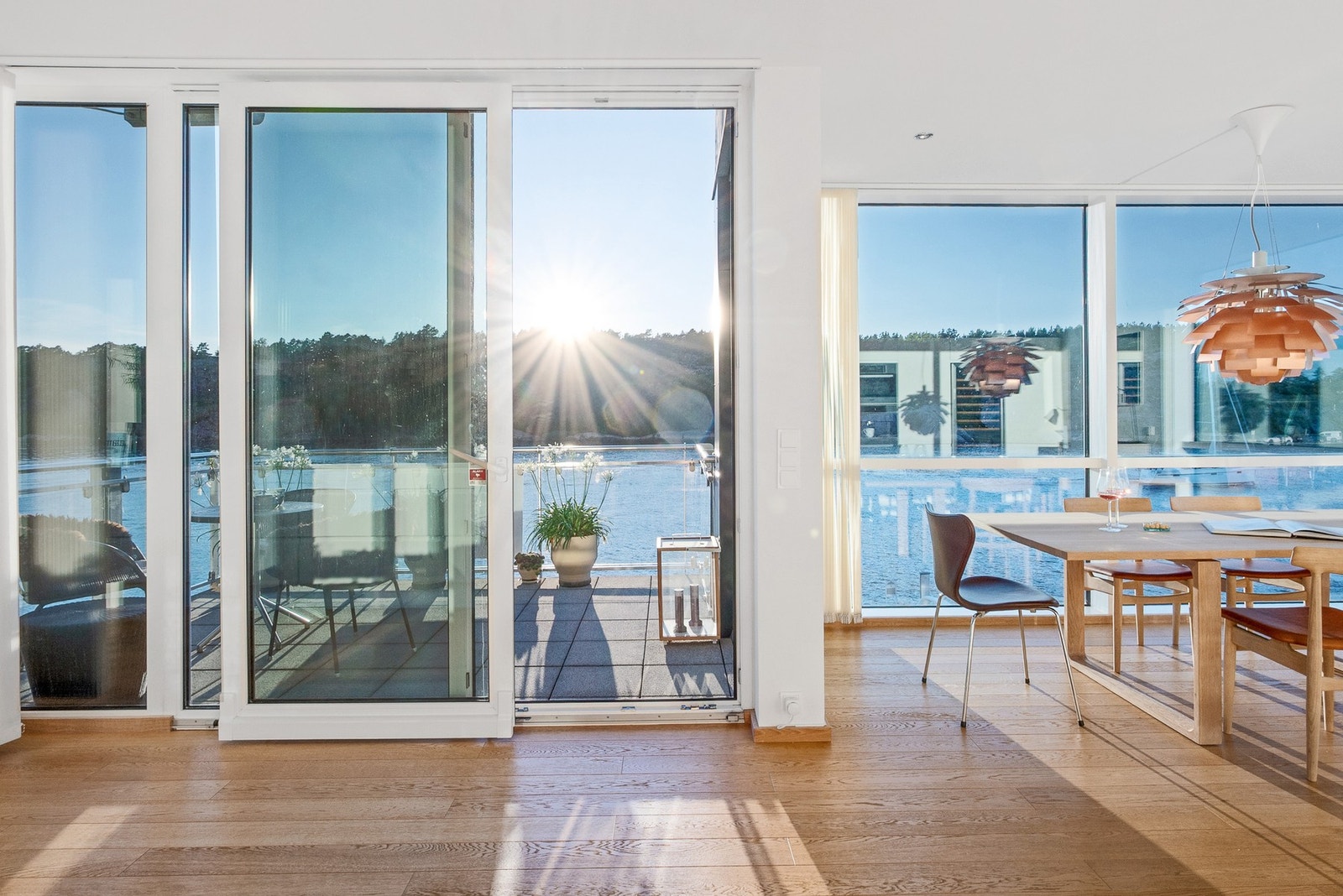 Balkongene vender mot nordvest og gir flott kveldssol og vakker utsikt mot vannet Galleribilde