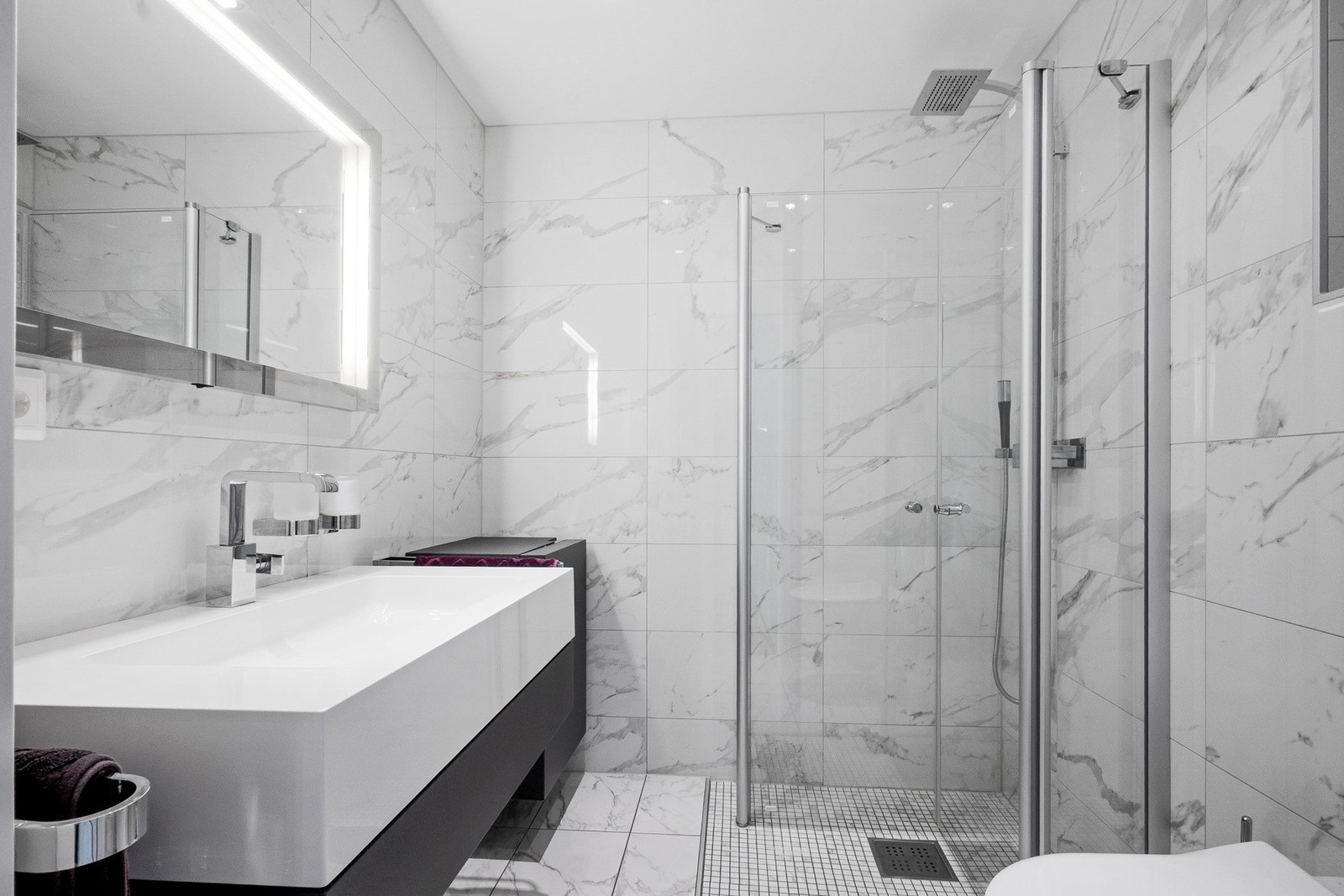 Pent flislagt gjestebad fra 2019 med moderne innredning Galleribilde