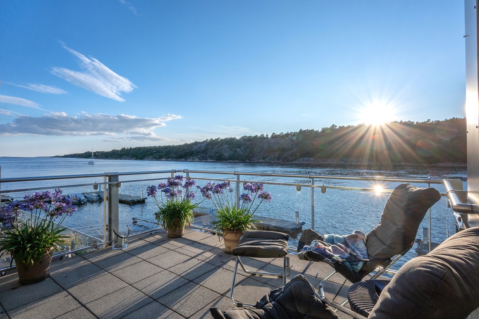 Glassrekkverk og stålrammer gir et moderne preg og slipper lyset inn Galleribilde