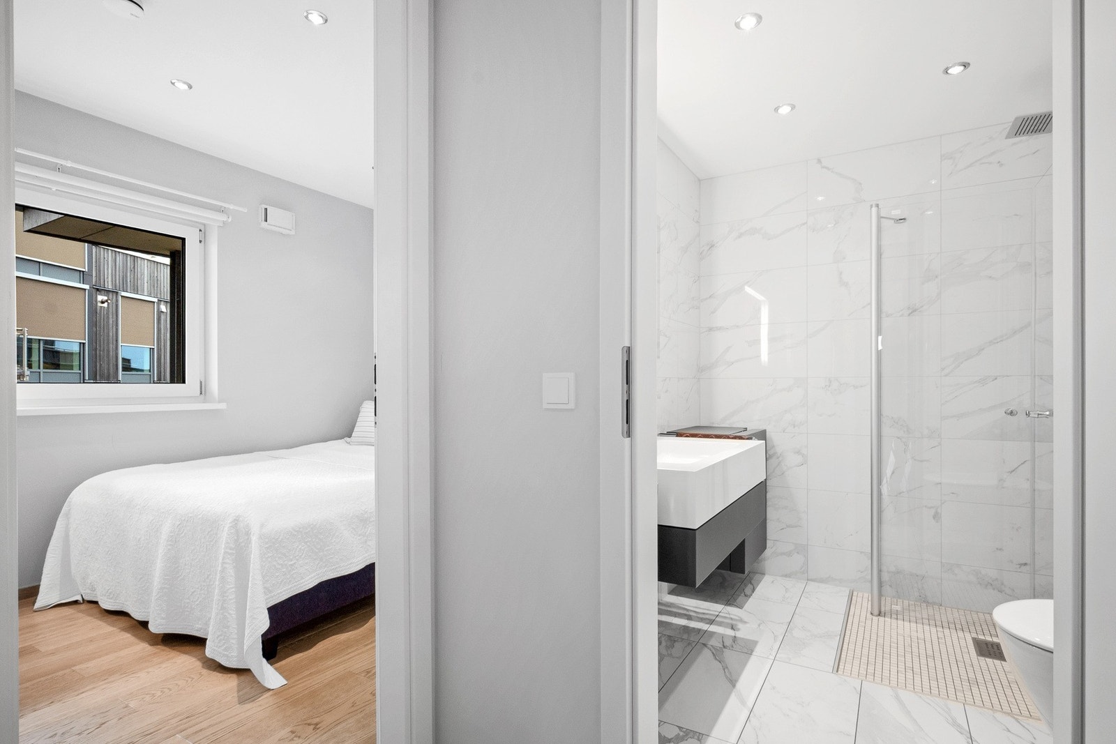 Rolige farger og gode romstørrelser skaper et avslappende miljø Galleribilde