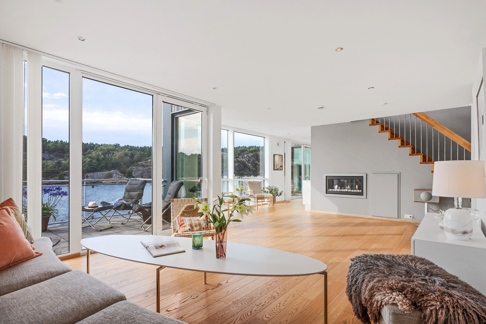 Lys og romslig stue med store vindusflater, vannbåren gulvvarme og gasspeis for ekstra komfort Galleribilde