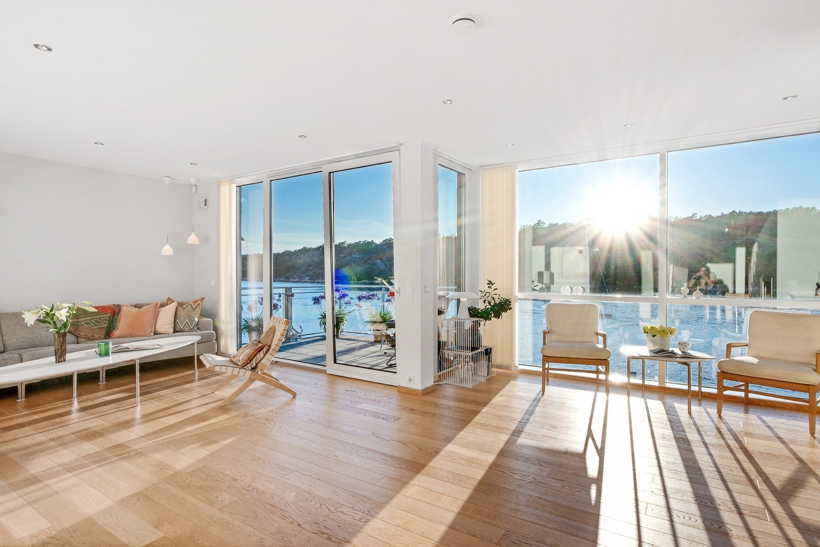 Direkte utgang fra stue til solrik balkong Galleribilde