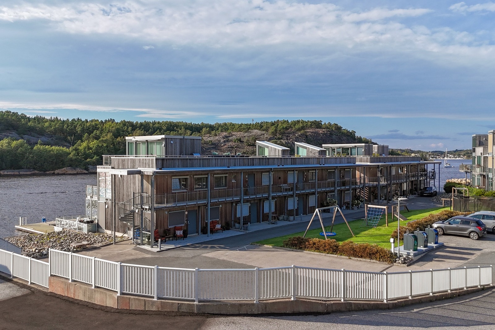 Her bor du med sjøen rett utenfor døren, i et rolig og veletablert nabolag som kombinerer feriefølelse med praktisk hverdagsliv Galleribilde