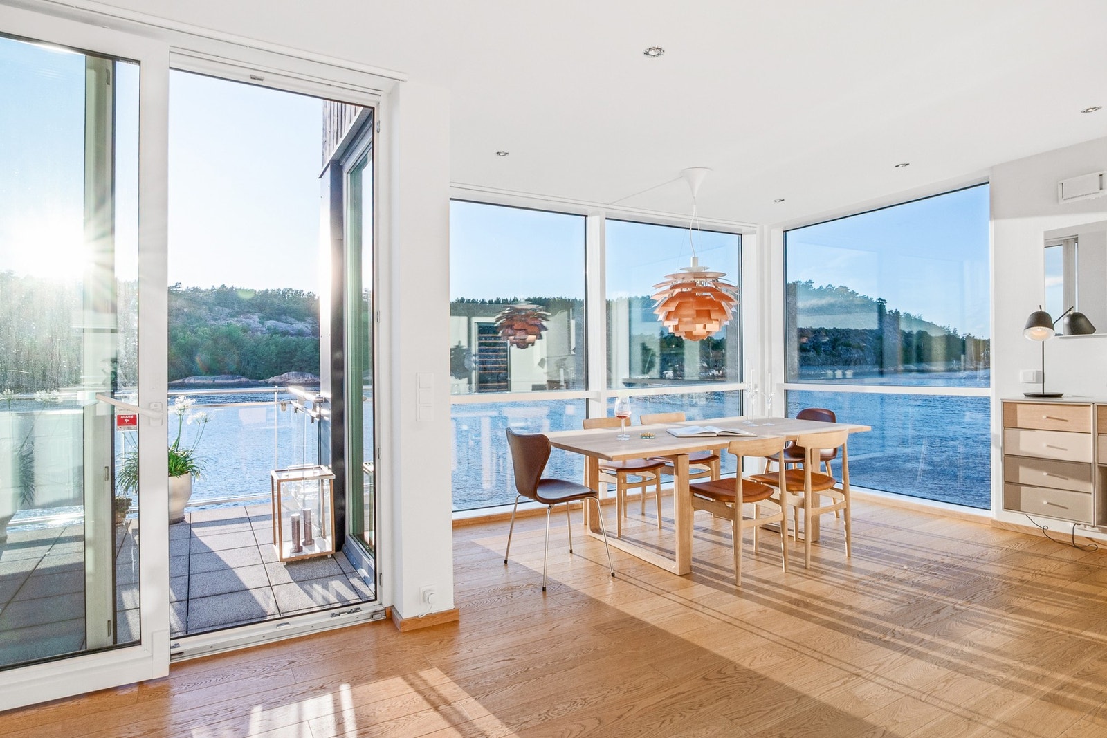 Kort vei ut til balkong/takterrasse - sommerstid kan måltidene flyttes rett ut i solen Galleribilde