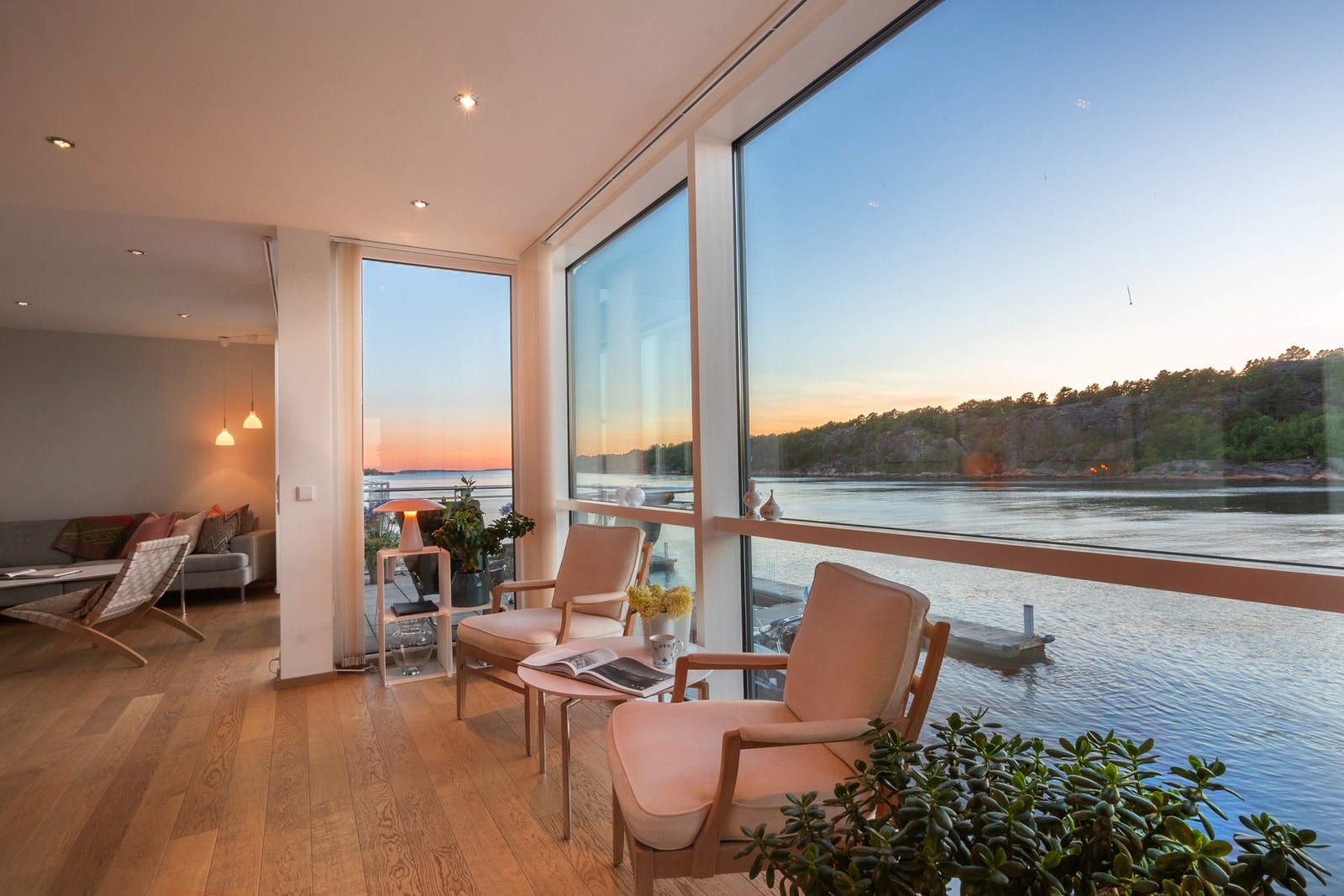 Det er gjennomgående kvalitetsmaterialer i alle rom og delikate lyse toner på vegger Galleribilde