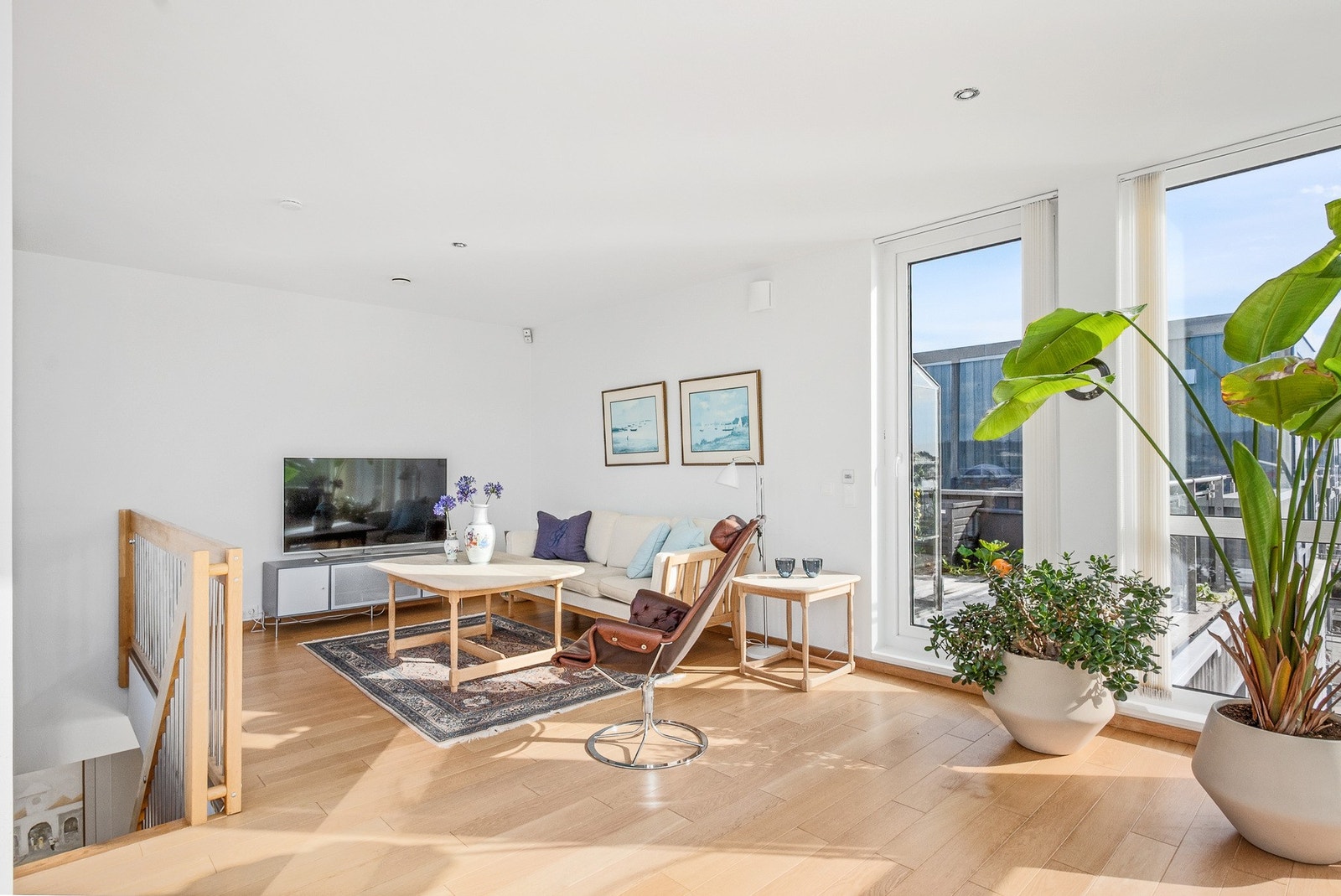 Lys og luftig stue i toppetasjen med store vindusflater og god takhøyde Galleribilde