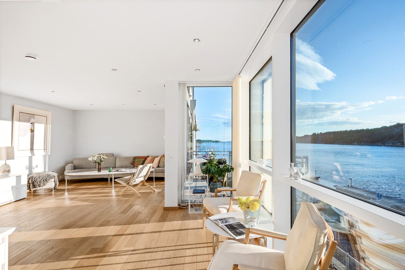 Åpen og sosial planløsning med takhøyde på 2,51 meter og stilrene overflater Galleribilde