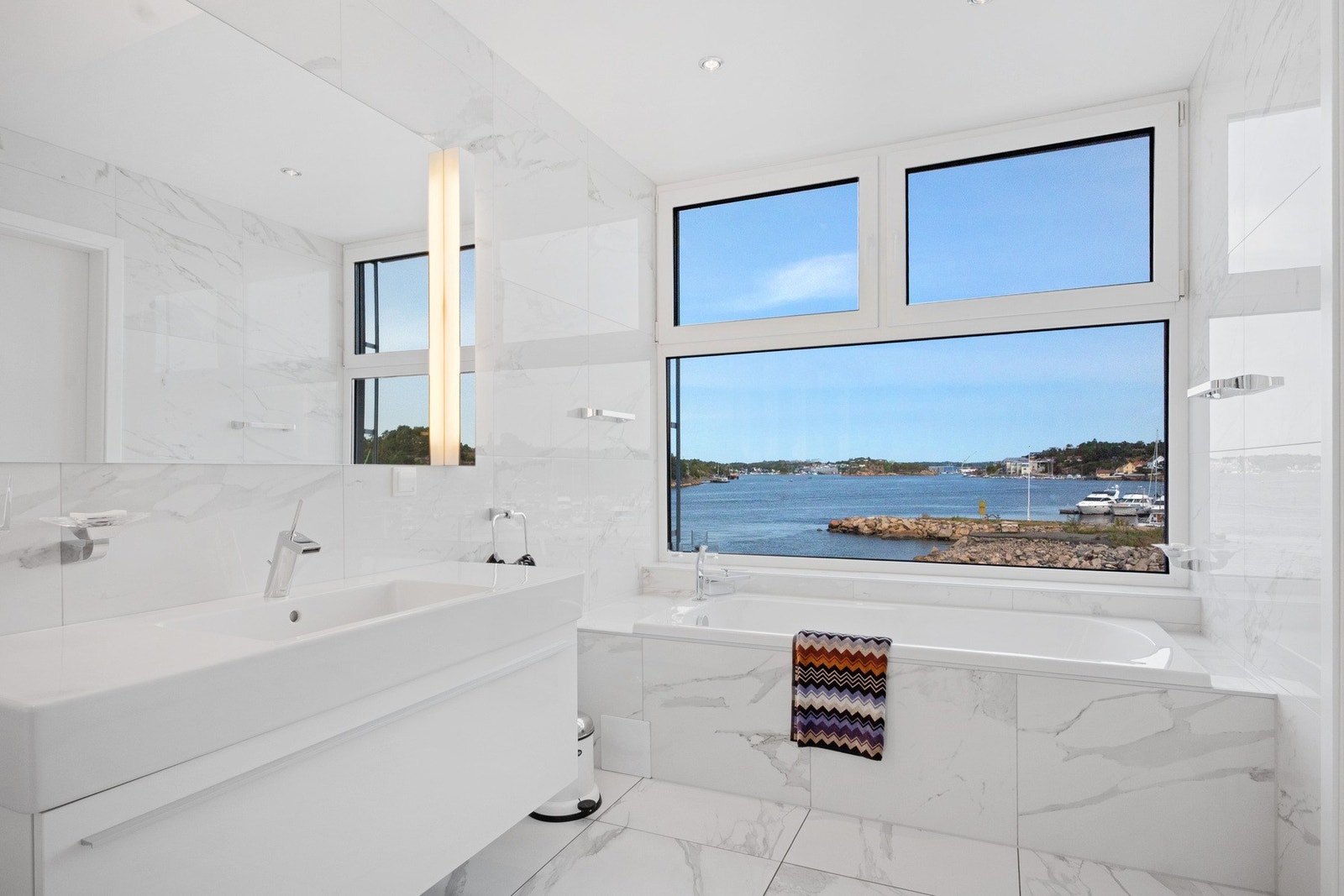 Dusjhjørne med glassvegger og eget badekar for hverdagsluksus Galleribilde