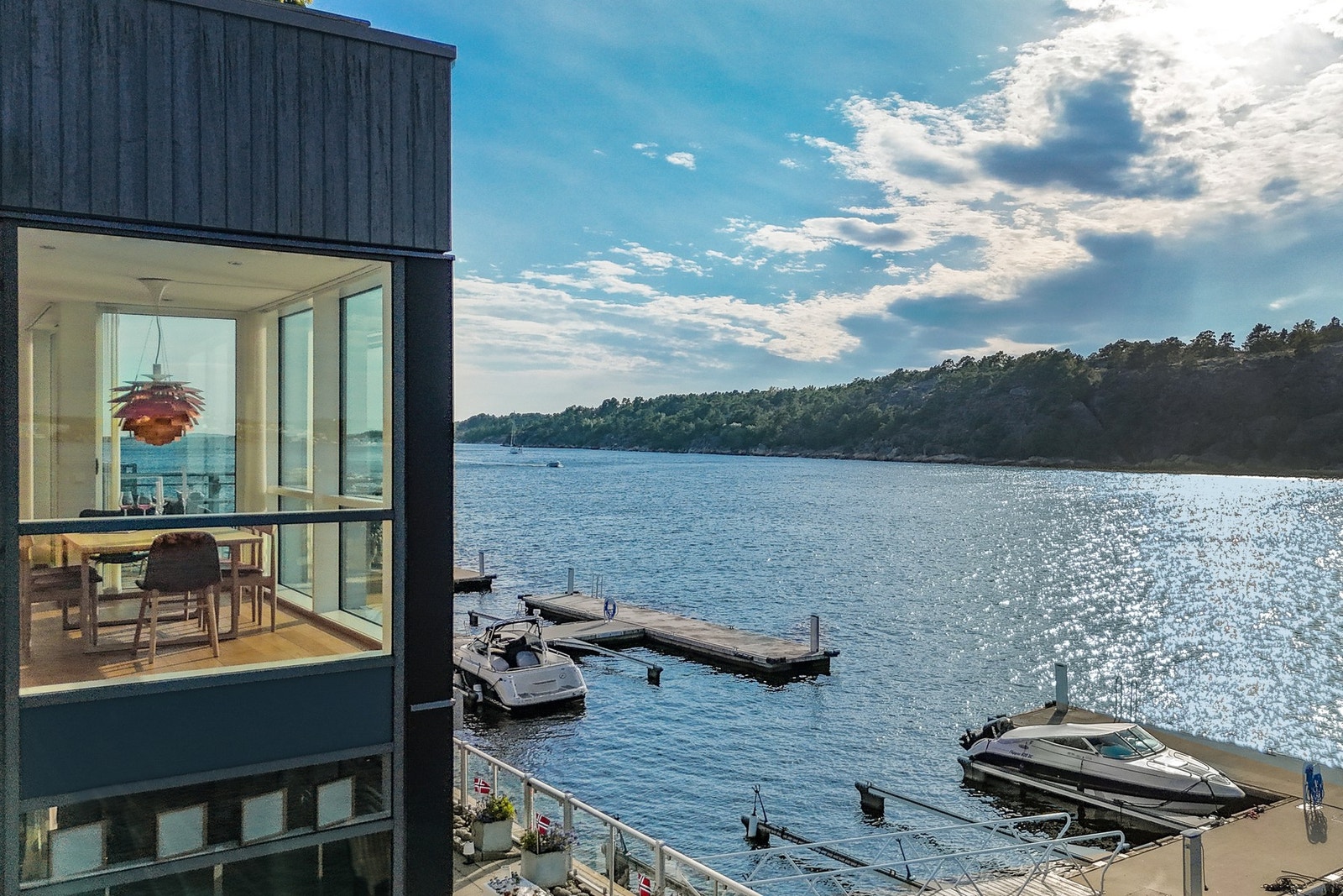 Fra balkong ser du ned til felles bryggeområde tilhørende Tankoddens beboere Galleribilde