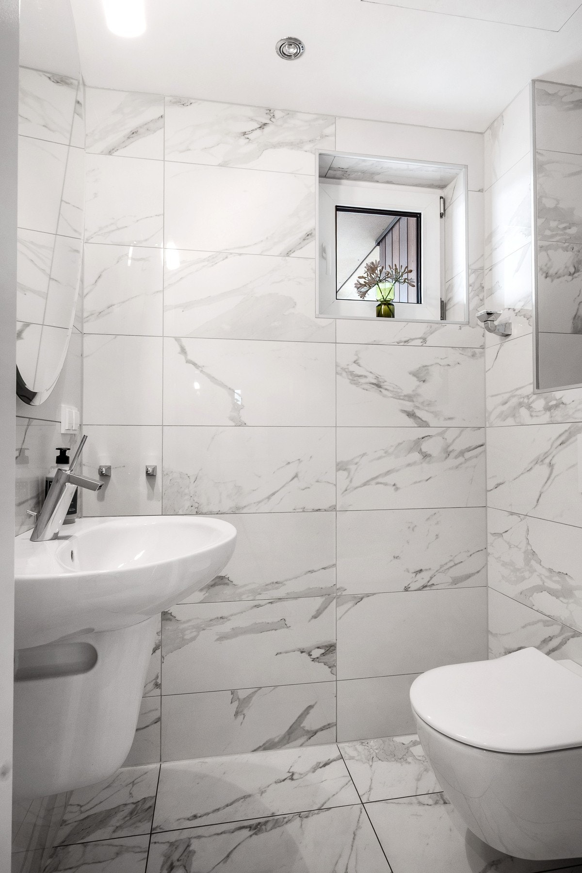 Separat toalettrom med flislagte overflater og vannbåren gulvvarme Galleribilde