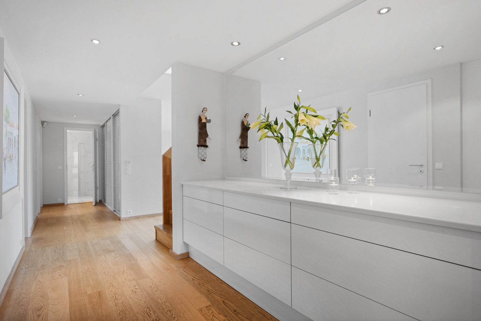 Lys og innbydende entré med god plass til oppheng av yttertøy Galleribilde