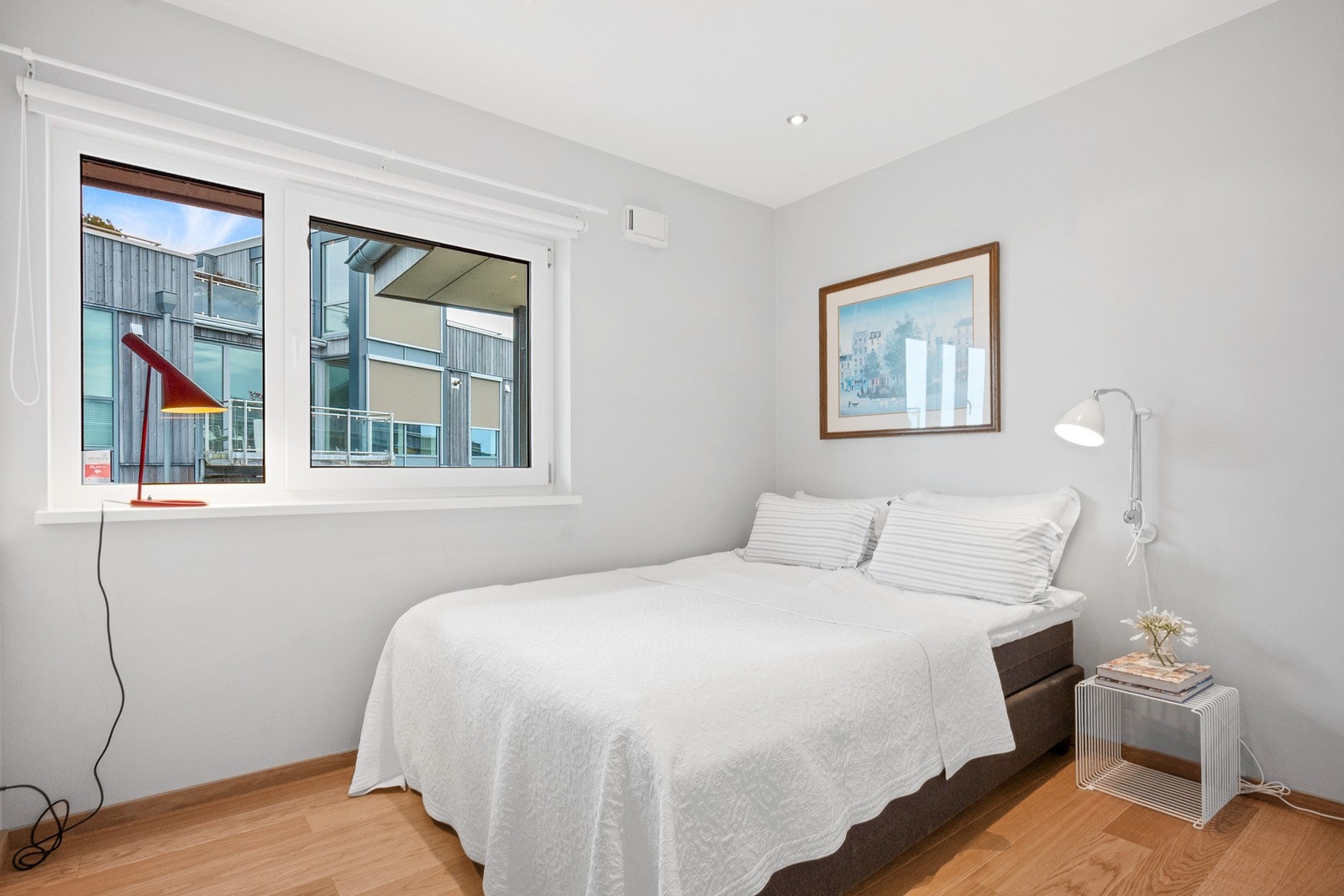 Tre gode soverom med parkett og lyse vegger - enkelt å møblere Galleribilde