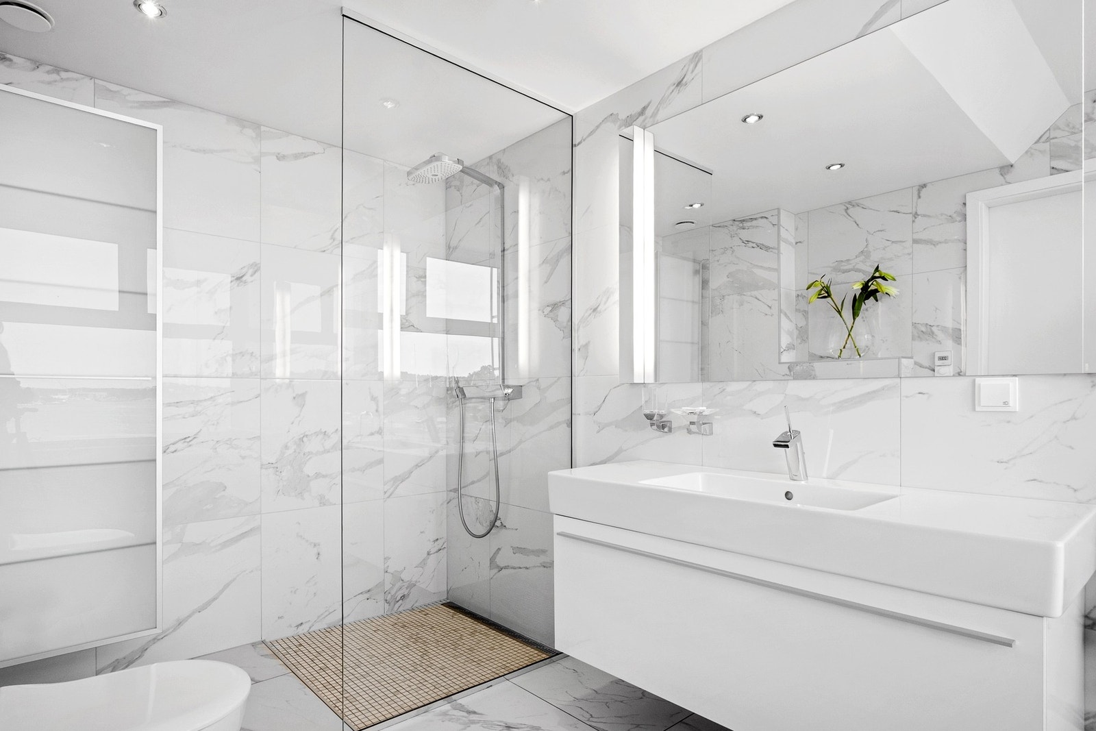 Flislagt fra gulv til tak, med vannbåren gulvvarme som gir ekstra komfort Galleribilde